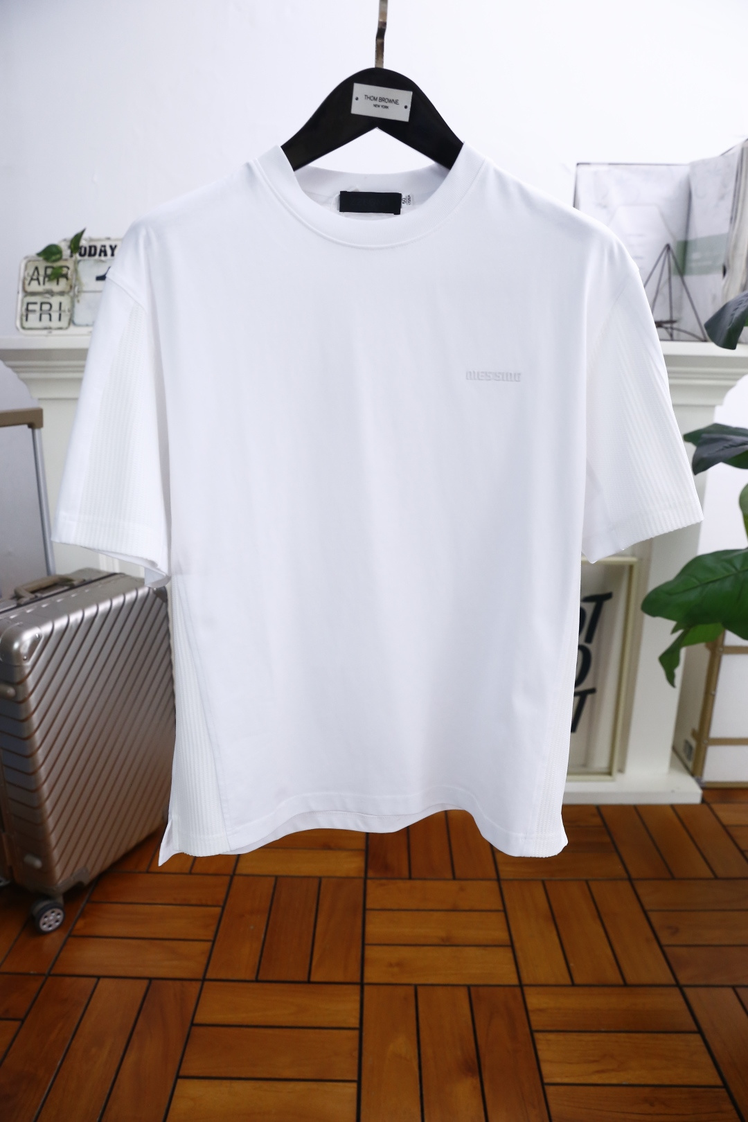 NO:142485,Jeni*/Ze*na. 2025 summer new product men's extended short-sleeved fashion classic round neck design!  High-end custom versatile styles, luxurious custom logo matching on the chest!  Anyone can easily navigate with top-notch comfortable and breathable fabric!  It is very high-end and understandable. It must be purchased!  Soft, skin-friendly and breathable, and has a very crisp and drooping feeling. The upper body is fashionable and fashionable, and it is a must-have item for trendy men!  Counter size M-3XL, shipped the next day!  ,zegna,T-shirt,alexander wang19860909杰尼*/Ze*na. 2025夏季新品男士扩版短袖时尚经典圆领设计！高级定制百搭款式 胸前奢华定制LOGO搭配！任何人都可以轻松驾驭 采用顶级舒适透气面料！非常显档次懂货的必须入！柔软亲肤透气 ,又有很好的挺括 垂感 上身时尚潮流色系,潮男必备单品！专柜尺码M-3XL,隔天出货！,,zegna,T-shirt,alexander wang,Men's clothing