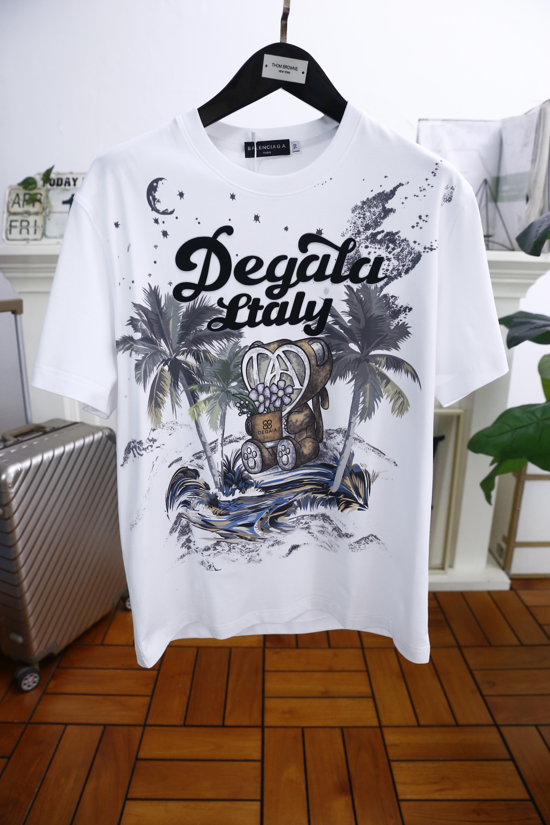 NO:142479,Balen*iaga. 2025 summer new product for men's round neck extended short-sleeved luxury classic custom LOGO logo marked with the upper body to experience the youthfulness and fashion sense brought by this design!  The overall style is fashionable and trendy, using comfortable and breathable cotton fabric, soft, skin-friendly and breathable, and has a very crisp and crisp drooping feeling. The upper body is fashionable and fashionable colors, a must-have item for trendy men!  Counter size 48-56, shipped the next day!  ,balenciaga,balenciaga,T-shirt,alexander wang19860909巴黎世家/Balen*iaga. 2025夏季新品男士圆领扩版短袖奢华经典定制LOGO标识标注上身就能体会这款设计带来的年轻与时尚感！整体时尚而有潮流,采用舒适透气棉面料 柔软亲肤透气 ,又有很好的挺括 垂感 上身时尚潮流色系,潮男必备单品！专柜尺码48-56,隔天出货！,,balenciaga,balenciaga,T-shirt,alexander wang,Men's clothing