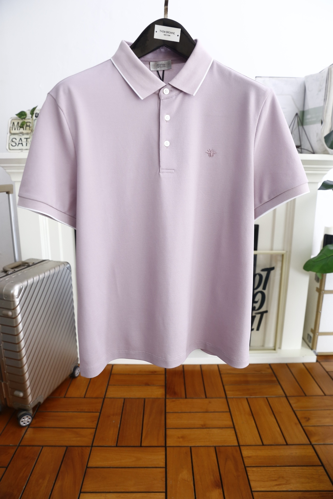 NO:142493,Dior/Christian D*or. New products for summer 2025!  Classic fashion lapel polo short-sleeved fashion item design, more fashionable and comfortable, high-standard customization, very stylish on the upper body, luxury brand classic LOGO pattern customer-supplied auxiliary materials, customer-supplied imported comfortable breathable fabric with very delicate texture, exquisite and exquisite detailing and exquisite accessories, all supplied by foreign merchants, a very high shaping item, can be matched with any fashion, the style is super good, a must-have item for trendy men!  Counter size: 48-58, shipped the next day!  ,dior,T-shirt,alexander wang19860909迪奥/Christian D*or. 2025夏季新品！经典时尚翻领polo短袖时尚单品设计,更加时尚舒适,高标准定制,上身非常有型,奢华品牌经典LOGO图案 客供辅料,客供进口舒适透气面料质感非常细腻,细节工艺精湛考究,辅料皆为外商客供,塑造性极高的一款单品,任何时装都可以搭配,版型超级好 潮男必备单品！专柜尺码:48-58,隔天出货！,,dior,T-shirt,alexander wang,Men's clothing