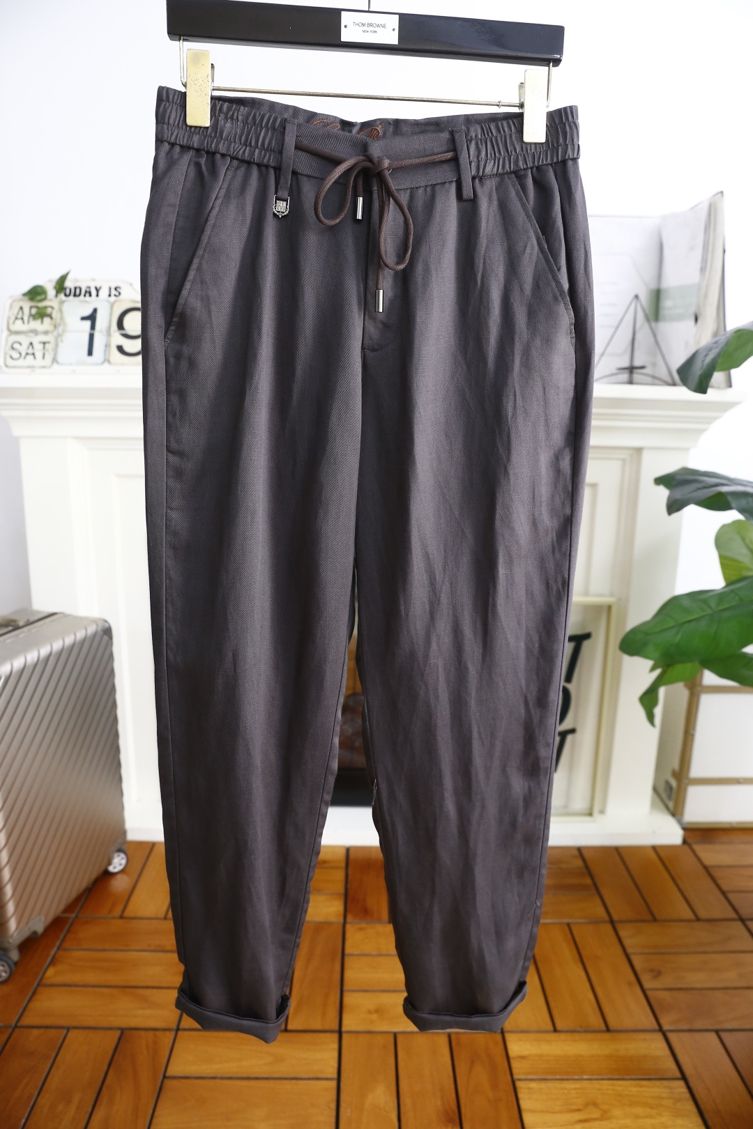 NO:146061,Lp. 25 new summer fashion men's thin casual pants!  It uses imported comfortable and breathable fabrics, luxurious brand classic letter pattern design, and the upper body is casual and comfortable!  The elastic waist is loose and has no restraint!  The same product for overseas European counters, the upper body is fashionable and sporty, very low-key and luxurious!  The stitching of the turner is delicate and strong!  Perfect three-dimensional tailoring, highly recommend buying the product!  Counter size 29-42, no 37/39, shipped the next day!  loro piana alexander wang19860909Lp. 25夏季新品时尚男士薄款休闲裤！采用进口舒适透气面料,奢华品牌经典字母图案设计 上身随意舒服！松紧腰宽松版型搭配无束缚感！海外欧洲专柜同品,上身时尚运动显时尚,很低调且不失奢华品味！车工缝线细致而强悍！完美立体剪裁,强烈推荐购入货色！专柜尺码29-42,无37/39,隔天出货！,,loro piana,alexander wang,Men's clothing