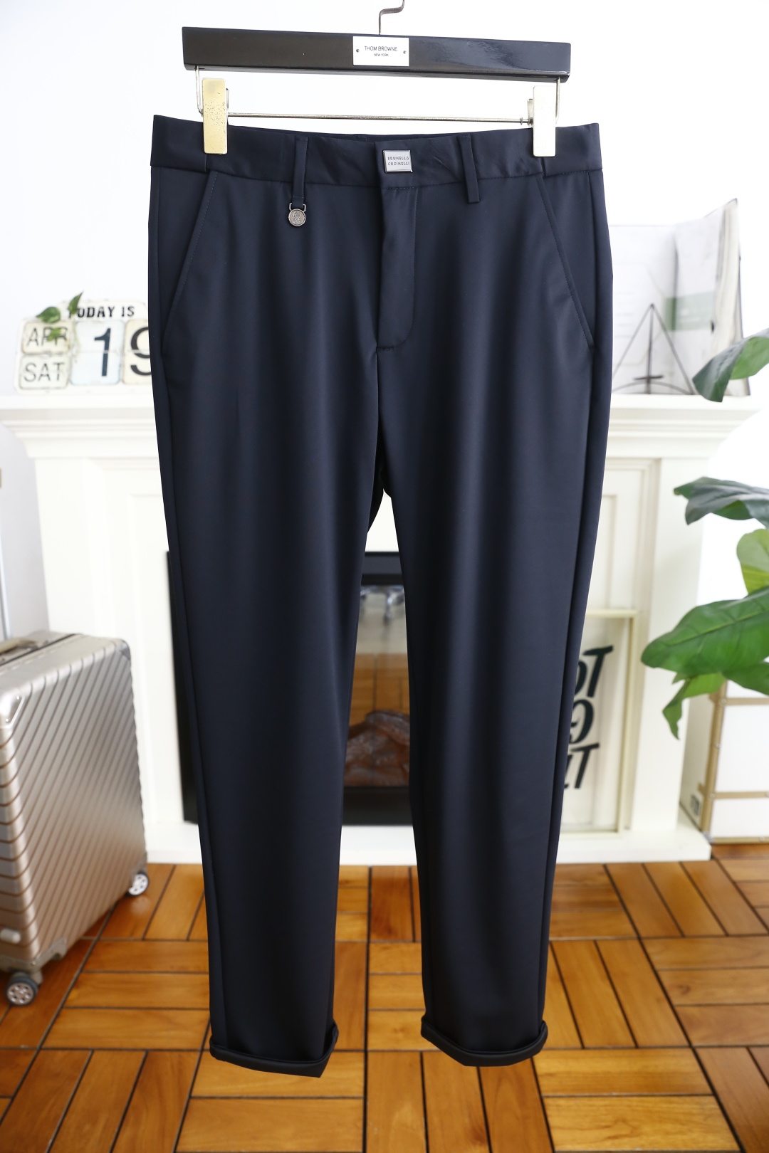 NO:146051,Brunello Cucinelli. 2025 summer fashion new product men's casual trousers!  It is made of comfortable and breathable fabric, luxurious and classic brand letter LOGO design, and the upper body is casual and comfortable!  No sense of restraint!  The same product for overseas European counters, the upper body is fashionable and sporty, very low-key and luxurious!  The stitching of the turner is delicate and strong!  Perfect three-dimensional tailoring, highly recommend buying the product!  Counter size: 29-40, 35/37.39!  Shipping the next day!  brunello cucinelli alexander wang19860909Brunello Cucinelli. 2025夏季时尚新品男士休闲西裤！采用舒适透气面料,奢华经典品牌字母LOGO设计 上身随意舒服！无束缚感！海外欧洲专柜同品,上身时尚运动显时尚,很低调且不失奢华品味！车工缝线细致而强悍！完美立体剪裁,强烈推荐购入货色！专柜尺码:29-40,有35/无37.39！隔天出货！,,brunello cucinelli,alexander wang,Men's clothing