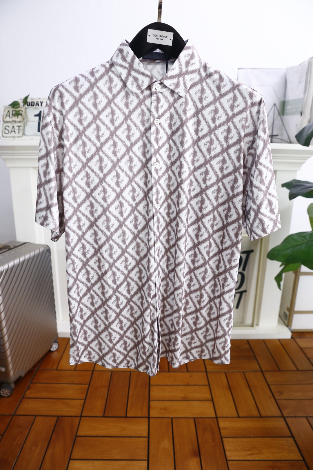 NO:146069,Zenia. New products for summer 2025!  Fashionable and casual short-sleeved shirts, classic overseas items, styles that have been continuing, fashion luxury items series for counters, imported top silk cotton fabrics, fashion brand elements, LOGO luxury brand design, color is basic, classic enough, perfectly displaying the fashion style of European brands, insisting on quality!  Pay attention to every detail and be taller!  Quality goods, recommended to buy!  The counter number is 48-58, shipped the next day!  ,zegna,shirts,T-shirt,real silk,alexander wang19860909杰尼亚. 2025夏季新品！时尚休闲短袖衬衫海外经典单品 一直在延续的款式 专柜潮流奢华单品系列 进口顶级真丝棉面料 时尚品牌元素LOGO奢华品牌设计颜色够基础 搭经够经典 完美展现欧洲大牌时尚风 坚持品质！注意每个细节,上身高大上！ 品质货,推荐购入！专柜码数48-58,隔天出货！,,zegna,shirts,T-shirt,real silk,alexander wang,Men's clothing