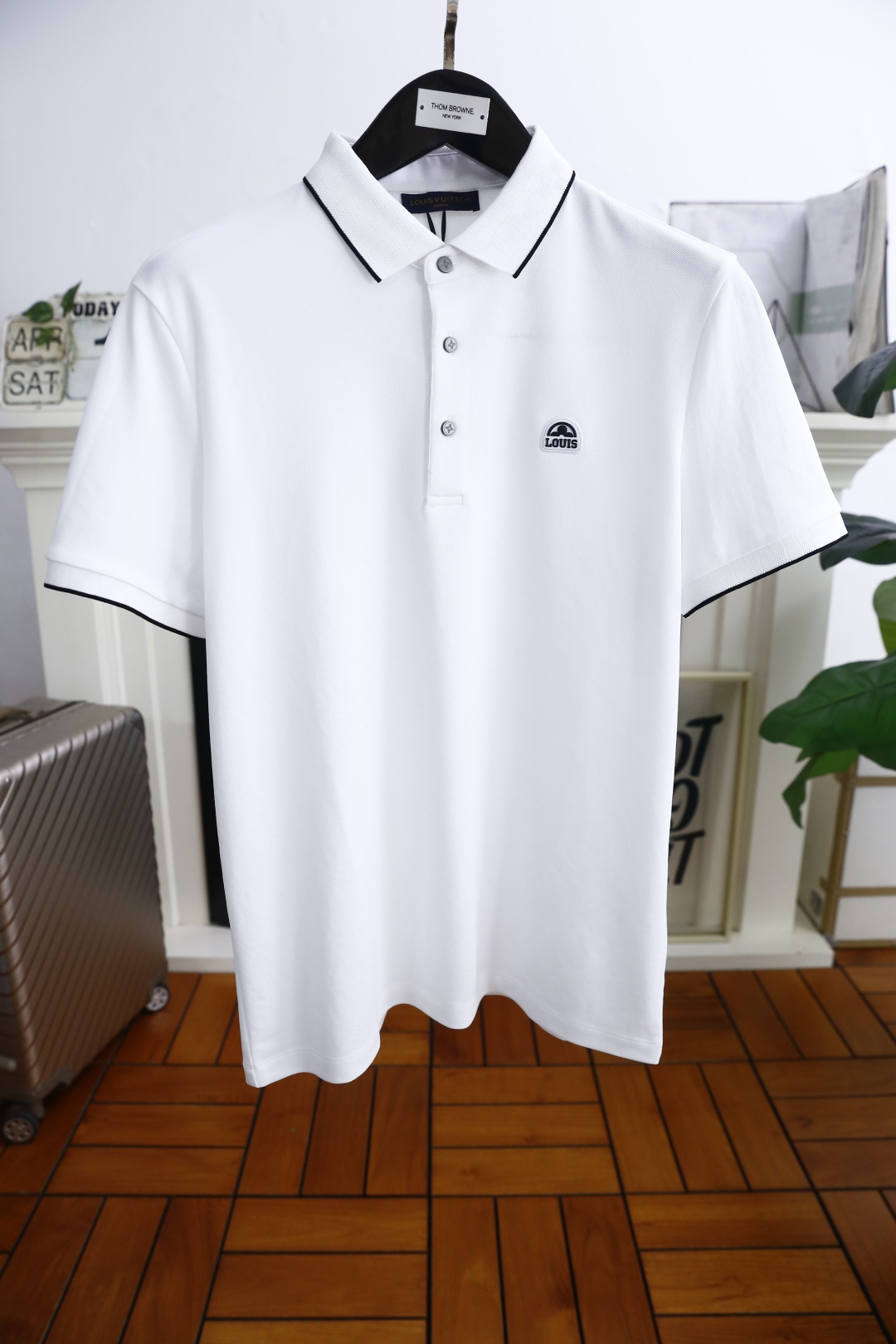 NO:146050,Louis Vuitt*n. New products for summer 2025!  Classic fashion lapel polo short-sleeved fashion item design, more fashionable and comfortable, high standard customization, very stylish upper body, luxury brand classic LOGO pattern on the chest, customer-supplied auxiliary materials, customer-supplied imported comfortable breathable fabric with very delicate texture, exquisite details and exquisite craftsmanship, all accessories are provided by foreign merchants, a very high shaping item, can be matched with any fashion, the style is super good, a must-have item for trendy men!  Counter size: 48-58, shipped the next day!  ,,louis vuitton,louis vuitton,T-shirt,alexander wang19860909路易威*/Louis Vuitt*n. 2025夏季新品！经典时尚翻领polo短袖时尚单品设计,更加时尚舒适,高标准定制,上身非常有型,胸前奢华品牌经典LOGO图案 客供辅料,客供进口舒适透气面料质感非常细腻,细节工艺精湛考究,辅料皆为外商客供,塑造性极高的一款单品,任何时装都可以搭配,版型超级好 潮男必备单品！专柜尺码:48-58,隔天出货！,,louis vuitton,louis vuitton,T-shirt,alexander wang,Men's clothing