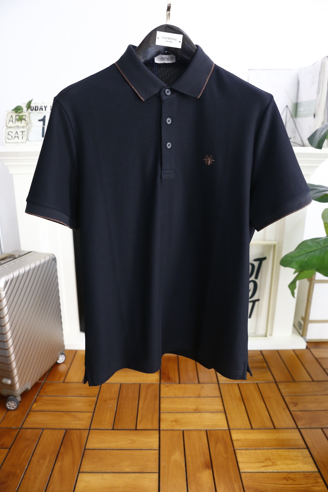 NO:146077,Dior/Christian D*or. New products for summer 2025!  Classic fashion lapel polo short-sleeved fashion item design, more fashionable and comfortable, high-standard customization, very stylish on the upper body, luxury brand classic LOGO pattern customer-supplied auxiliary materials, customer-supplied imported comfortable breathable fabric with very delicate texture, exquisite and exquisite detailing and exquisite accessories, all supplied by foreign merchants, a very high shaping item, can be matched with any fashion, the style is super good, a must-have item for trendy men!  Counter size: 48-58, shipped the next day!  ,dior,T-shirt,alexander wang19860909迪奥/Christian D*or. 2025夏季新品！经典时尚翻领polo短袖时尚单品设计,更加时尚舒适,高标准定制,上身非常有型,奢华品牌经典LOGO图案 客供辅料,客供进口舒适透气面料质感非常细腻,细节工艺精湛考究,辅料皆为外商客供,塑造性极高的一款单品,任何时装都可以搭配,版型超级好 潮男必备单品！专柜尺码:48-58,隔天出货！,,dior,T-shirt,alexander wang,Men's clothing