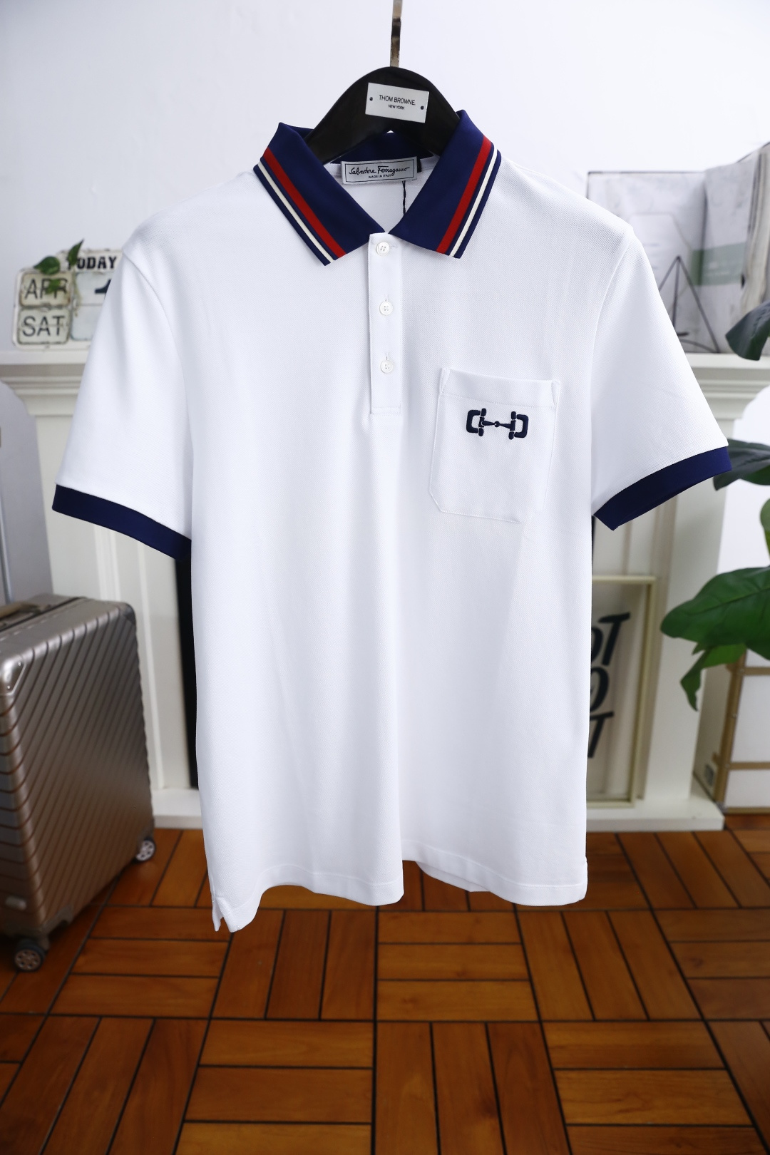 NO:146040,Ferragamo. 2025 summer new product fashion lapel short sleeve high-end custom versatile style, luxurious classic pocket design on the chest, more practical, anyone can easily control it, full custom fabric craftsmanship, luxury classic brand LOGO design, very high-end, those who understand goods must enter!  The style and tailoring are slim styles, which are very exquisite, showing aura and highlighting the exquisiteness of business men. This is the unique feature, the right slim fit, and the upper body effect is very good!  The counter size is 48-58, half a size!  Shipping the next day!  , ferragamo, T-shirt,alexander wang19860909菲拉格慕. 2025夏季新品时尚翻领短袖高级定制百搭款式 胸前奢华经典口袋设计 更有实用感 任何人都可以轻松驾驭 面料全订制工艺 奢华经典品牌LOGO设计,非常显档次懂货的必须入！版型剪裁属于修身款 非常精致,显气场,又会凸显商务男士的精致,这就是独到之处,恰到好处的修身,上身效果非常赞！专柜尺码48-58,偏小半码！隔天出货！,,ferragamo,T-shirt,alexander wang,Men's clothing