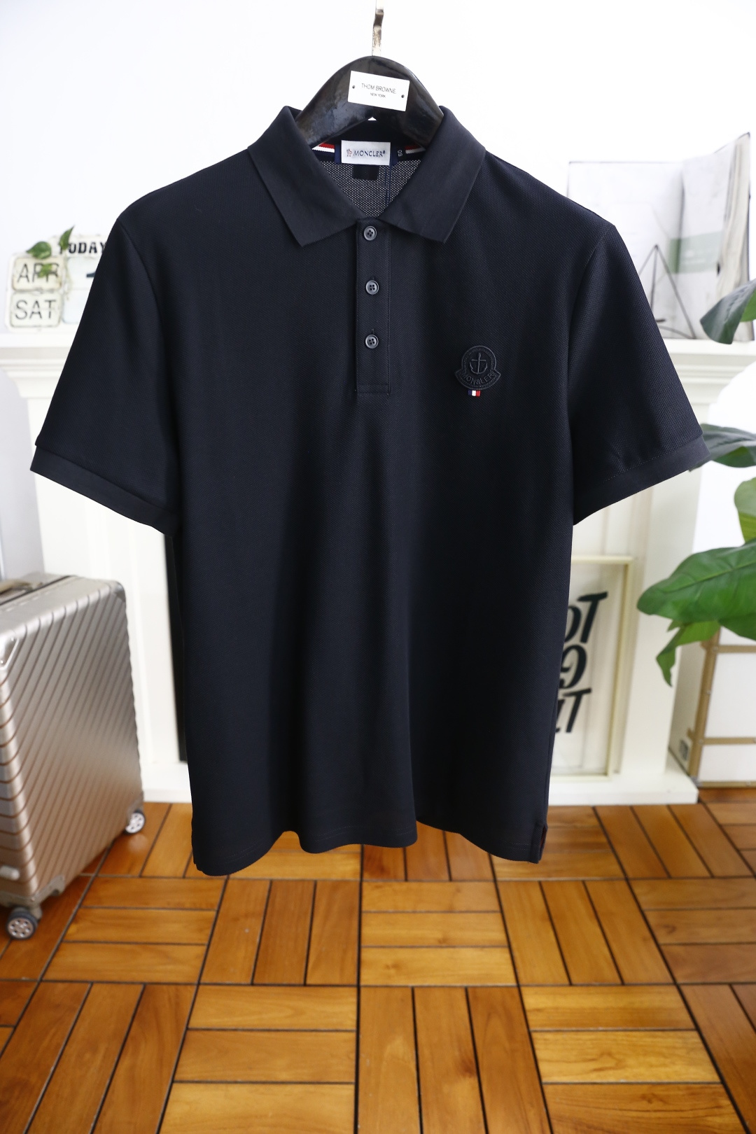 NO:146068,Mon*ler. New product for summer 2025!  Classic fashion lapel polo short-sleeved fashion item design, more fashionable and comfortable, high standard customization, very stylish upper body, luxury brand classic LOGO pattern on the chest, customer-supplied auxiliary materials, customer-supplied imported comfortable breathable fabric with very delicate texture, exquisite details and exquisite craftsmanship, all accessories are provided by foreign merchants, a very high shaping item, can be matched with any fashion, the style is super good, a must-have item for trendy men!  Counter size: 48-58, shipped the next day!  , Moncler, T-shirt, alexander wang19860909蒙口/Mon*ler. 2025夏季新品！经典时尚翻领polo短袖时尚单品设计,更加时尚舒适,高标准定制,上身非常有型,胸前奢华品牌经典LOGO图案 客供辅料,客供进口舒适透气面料质感非常细腻,细节工艺精湛考究,辅料皆为外商客供,塑造性极高的一款单品,任何时装都可以搭配,版型超级好 潮男必备单品！专柜尺码:48-58,隔天出货！,,Moncler,T-shirt,alexander wang,Men's clothing