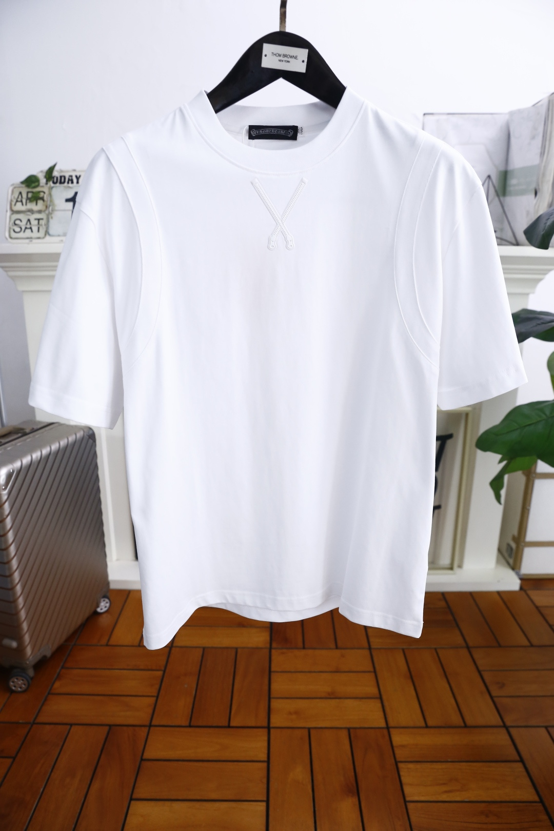 NO:146029,Crowxin. 2025 summer new product trendy men's extended round neck short sleeves!  Luxury classic brand custom LOGO logos and labels on the upper body to experience the youthfulness and fashion sense brought by this design!  The overall style is fashionable and trendy, using comfortable pure cotton fabric, soft, skin-friendly and breathable, and has a very crisp and drape. The upper body is fashionable and fashionable, and it is a must-have item for trendy men!  The counter is sized 48-56, one size larger!  Shipping the next day!  ,,chrome hearts,T-shirt,alexander wang19860909克罗心. 2025夏季新品潮男扩版圆领短袖！奢华经典品牌定制LOGO标识标注上身就能体会这款设计带来的年轻与时尚感！整体时尚而有潮流,采用舒适纯棉面料 柔软亲肤透气 ,又有很好的挺括 垂感 上身时尚潮流色系,潮男必备单品！专柜尺码48-56,偏大一码！隔天出货！,,chrome hearts,T-shirt,alexander wang,Men's clothing