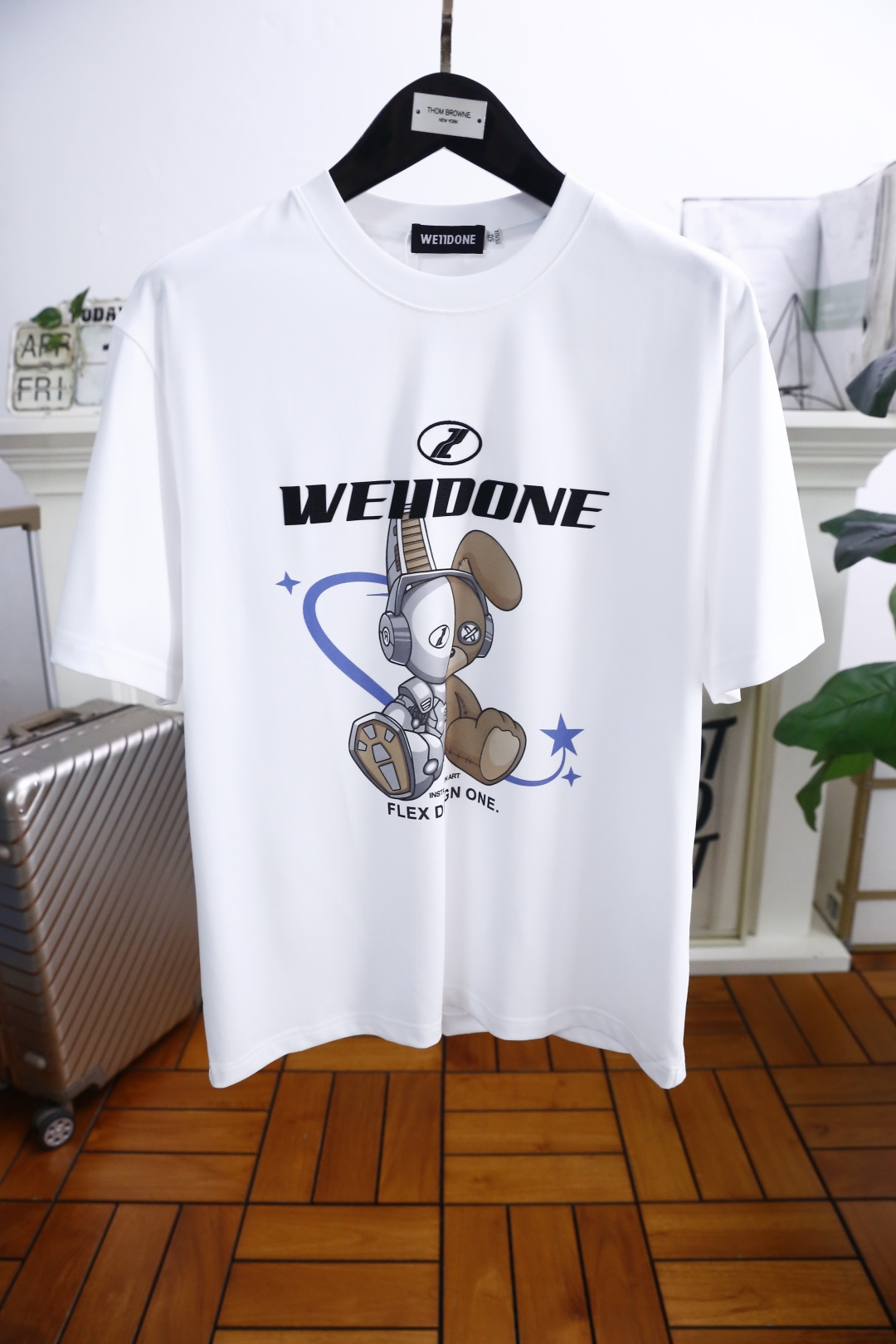 NO:146018,Well. 2025 summer new product men's extended short-sleeved fashionable classic round neck design!  High-end custom versatile styles, luxurious custom logo matching on the chest!  Anyone can easily navigate with top-notch comfortable and breathable fabric!  It is very high-end and understandable. It must be purchased!  Soft, skin-friendly and breathable, and has a very crisp and drooping feeling. The upper body is fashionable and fashionable, and it is a must-have item for trendy men!  Counter size M-3XL, shipped the next day!  ,T-shirt,alexander wang19860909well. 2025夏季新品男士扩版短袖时尚经典圆领设计！高级定制百搭款式 胸前奢华定制LOGO搭配！任何人都可以轻松驾驭 采用顶级舒适透气面料！非常显档次懂货的必须入！柔软亲肤透气 ,又有很好的挺括 垂感 上身时尚潮流色系,潮男必备单品！专柜尺码M-3XL,隔天出货！,,T-shirt,alexander wang,Men's clothing