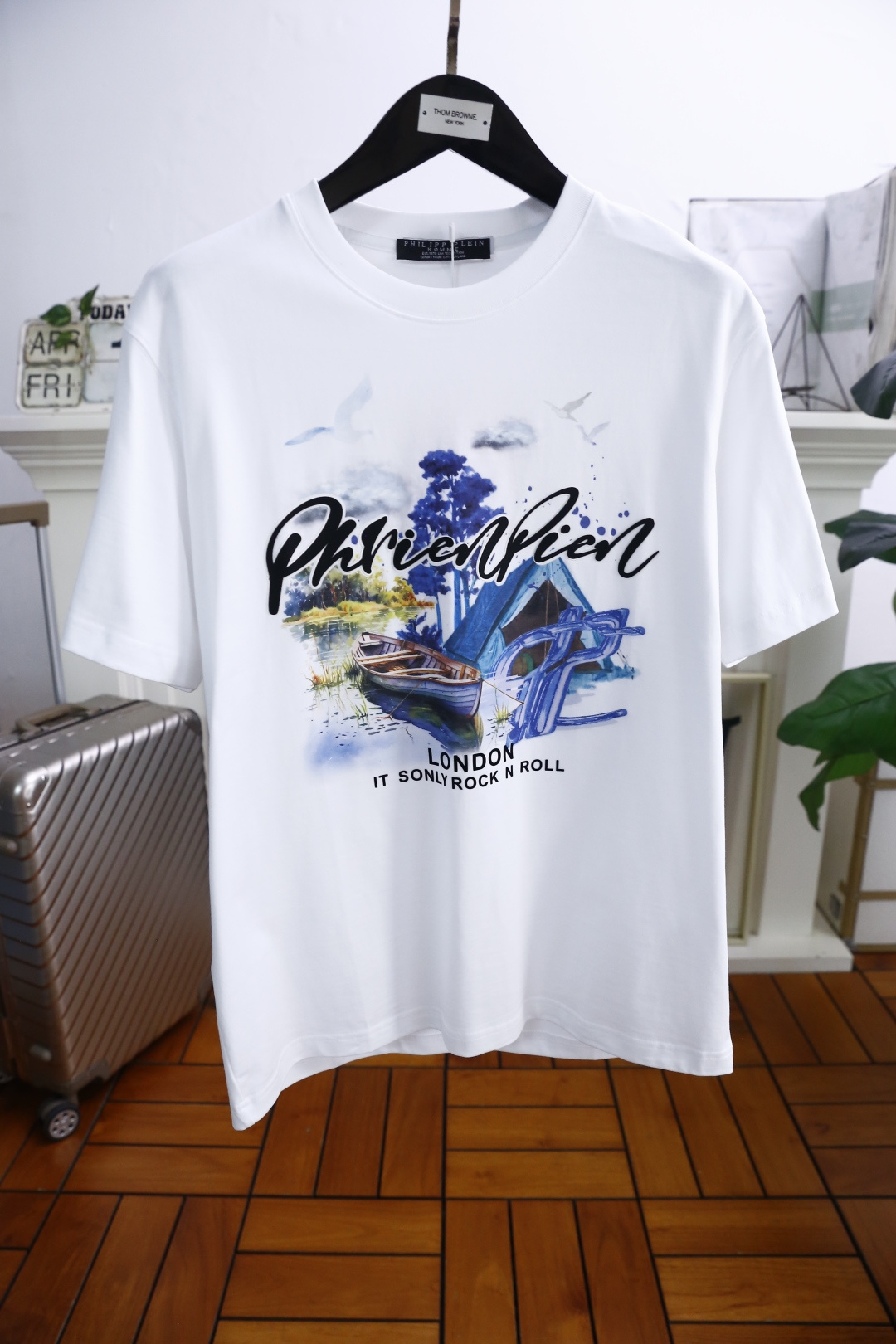 NO:146082,PP. 2025 summer new product men's round neck extended short-sleeved luxury classic custom LOGO logo marked with the upper body to experience the youthfulness and fashion sense brought by this design!  The overall style is fashionable and trendy, using comfortable and breathable cotton fabric, soft, skin-friendly and breathable, and has a very crisp and crisp drooping feeling. The upper body is fashionable and fashionable colors, a must-have item for trendy men!  Counter size 48-56, shipped the next day!  ,T-shirt,alexander wang19860909PP. 2025夏季新品男士圆领扩版短袖奢华经典定制LOGO标识标注上身就能体会这款设计带来的年轻与时尚感！整体时尚而有潮流,采用舒适透气棉面料 柔软亲肤透气 ,又有很好的挺括 垂感 上身时尚潮流色系,潮男必备单品！专柜尺码48-56,隔天出货！,,T-shirt,alexander wang,Men's clothing