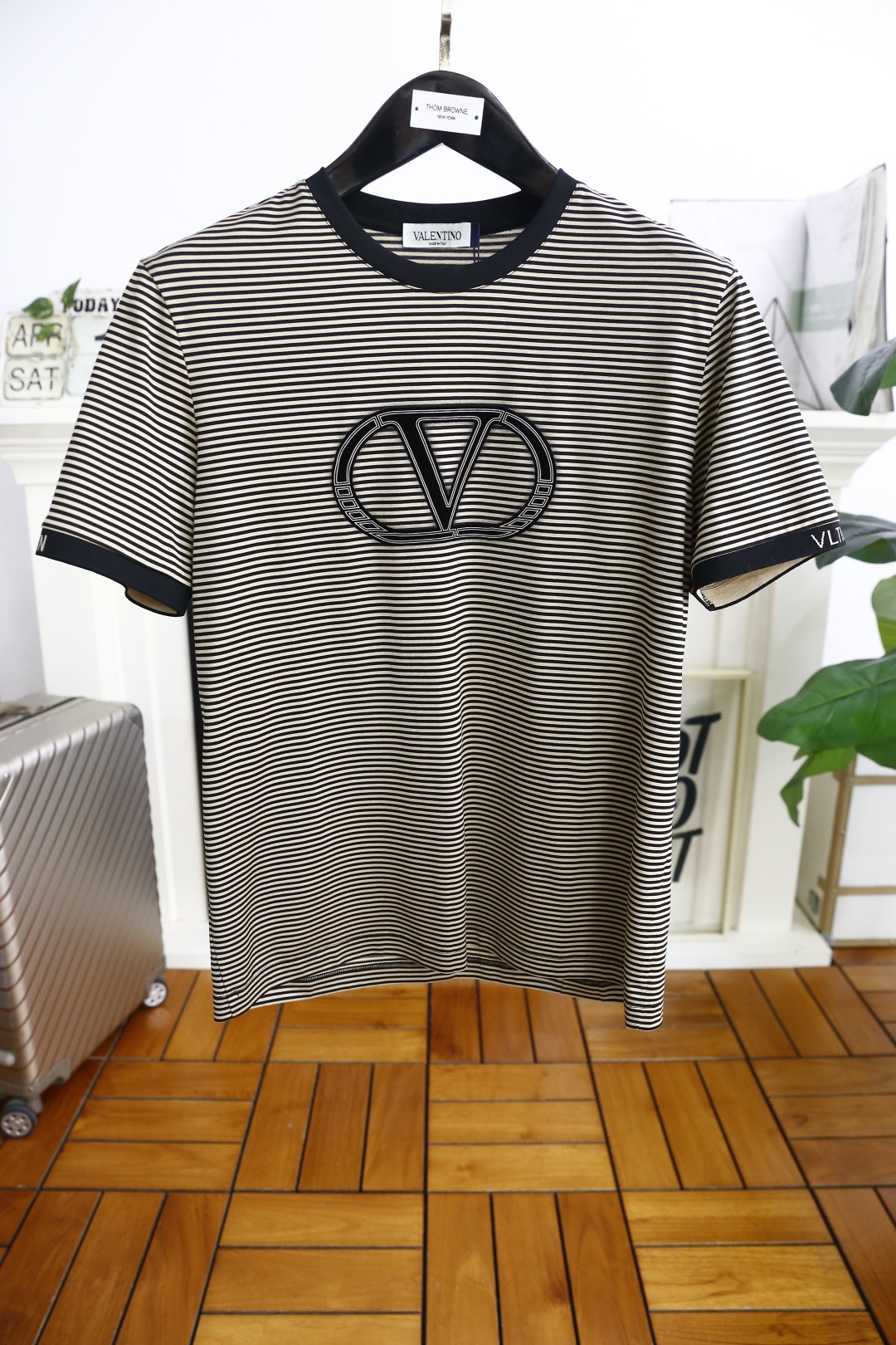 NO:146086,Valentino. 2025 summer new product for men's striped short-sleeved fashion classic pullover design!  High-end custom versatile styles that anyone can easily control. Use high-end, comfortable and breathable fabrics!  Luxury classic brand design, very high-end and people who understand goods must enter!  The style and tailoring are slim styles, which are very exquisite, showing aura and highlighting the exquisiteness of business men. This is the unique feature, the right slim fit, and the upper body effect is very good!  The counter size M-4XL is half a size!  Shipping the next day!  , valentino, T-shirt,alexander wang19860909华伦天奴. 2025夏季新品男士条纹短袖时尚经典套头设计！高级定制百搭款式 任何人都可以轻松驾驭 采用高档舒适透气面料！奢华经典品牌设计,非常显档次懂货的必须入！版型剪裁属于修身款 非常精致,显气场,又会凸显商务男士的精致,这就是独到之处,恰到好处的修身,上身效果非常赞！专柜尺码M-4XL,偏小半码！隔天出货！,,valentino,T-shirt,alexander wang,Men's clothing