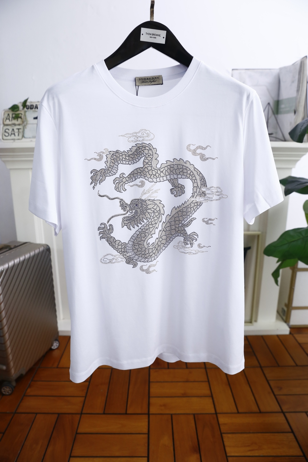 NO:146078,Burbe*ry. 25 summer new product men's round neck short-sleeved luxury brand LOGO logo marked with the upper body to experience the youthfulness and fashion sense brought by this design!  The overall style is fashionable and trendy, using top-grade Yuchan silk fabric, soft, skin-friendly and breathable, and has a very crisp and drooping feeling. The upper body is fashionable and fashionable, and it is a must-have item in summer!  Counter size M-4XL, shipped the next day!  (It's half a size, please report your height and weight to place an order), burberry, burberry, T-shirt, alexander wang19860909巴宝丽/Burbe*ry. 25夏季新品男士圆领短袖奢华品牌LOGO标识标注上身就能体会这款设计带来的年轻与时尚感！整体时尚而有潮流,采用顶级玉婵丝面料 柔软亲肤透气 ,又有很好的挺括 垂感 上身时尚潮流色系,夏季必备单品！专柜尺码M-4XL,隔天出货！（偏小半码,下单请报身高体重）,,burberry,burberry,T-shirt,alexander wang,Men's clothing