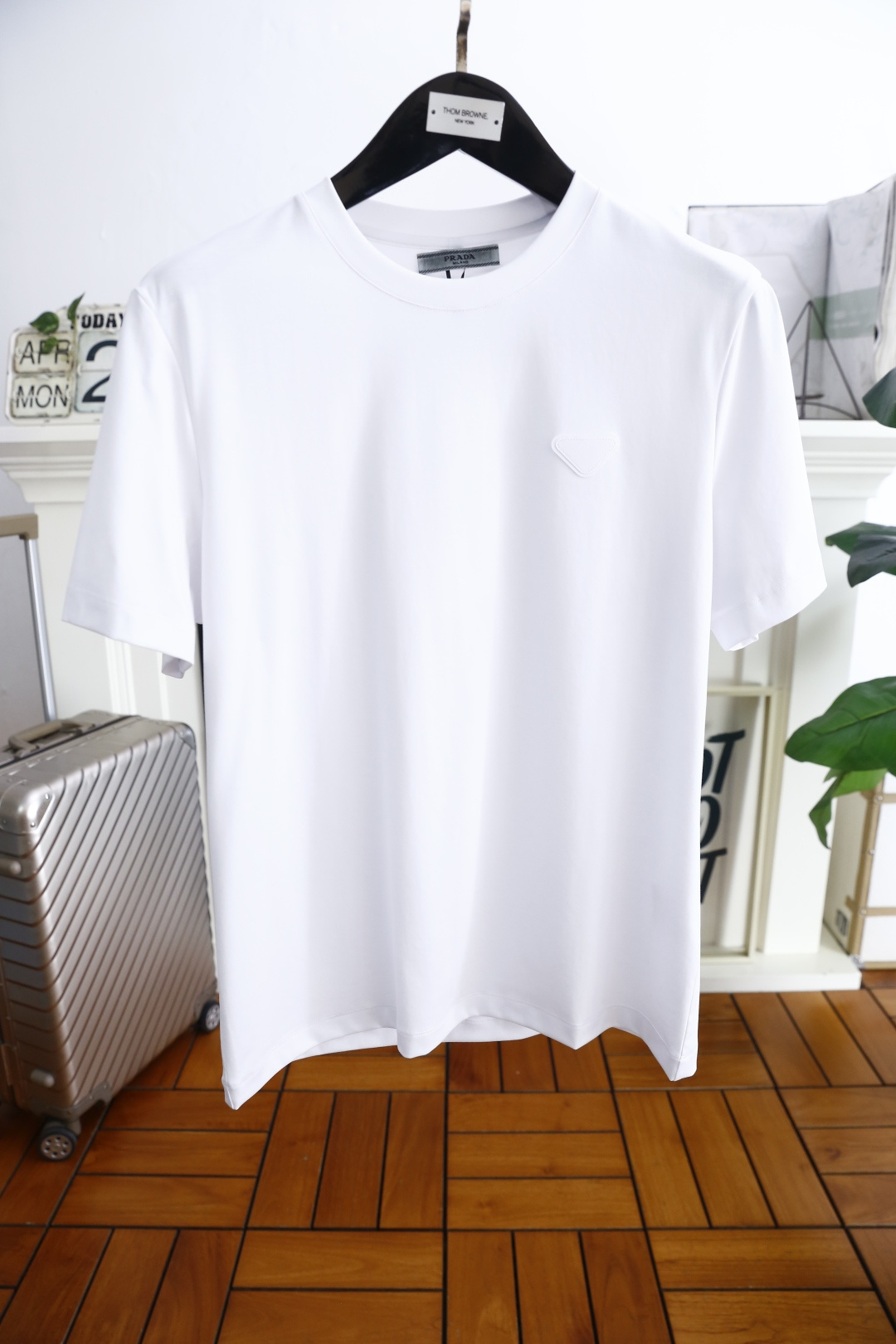 NO:160448,Pula*/Pr*da. New summer 2025!  Fashionable men's casual round neck short-sleeved fashion item design, more fashionable and comfortable, high-standard customization, very stylish upper body, luxurious brand triangle logo pattern on the chest, customer-supplied auxiliary materials, customer-supplied imported high-end jade cicada silk fabric with very delicate texture, exquisite details and exquisite craftsmanship, extremely shaping item, can be matched with any fashion, super good style, a must-have item for trendy men!  Counter size: M-4XL, half a size!  Shipping the next day!  ,,prada,T-shirt,alexander wang19860909普拉*/Pr*da. 2025夏季新款！时尚男士休闲圆领短袖时尚单品设计,更加时尚舒适,高标准定制,上身非常有型,胸前奢华品牌三角标LOGO 图案 客供辅料,客供进口高档玉蝉丝面料质感非常细腻,细节工艺精湛考究,塑造性极高的一款单品,任何时装都可以搭配,版型超级好 潮男必备单品！专柜尺码:M-4XL,偏小半码！隔天出货！,,prada,T-shirt,alexander wang,Men's clothing