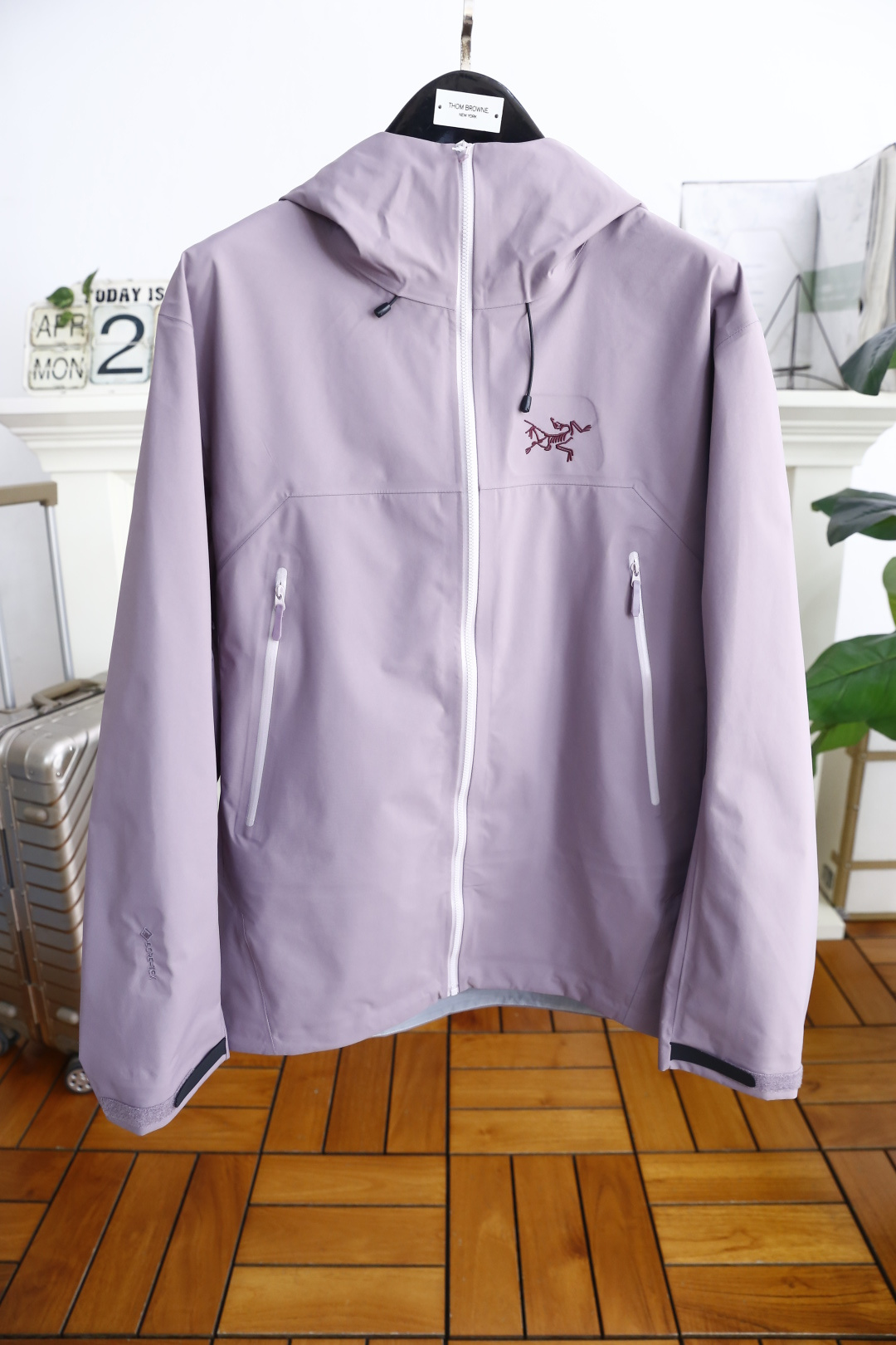 NO:160434,Archaeopteryx. 2025 summer new fashion men's hooded jacket!  Comfortable and versatile, extremely popular item!  Complete three standards!  The original LOGO of the luxury classic brand is made of comfortable and breathable fabric, with a high-quality material, with very delicate texture, exquisite and exquisite detailing and exquisite auxiliary materials. All the accessories are provided by foreign merchants. It is a single item with extremely high shaping. The shape on the street is absolutely eye-catching, and it is an excellent equipment that can be selected from thousands of people!  Counter size S-2XL, shipped the next day!  ,arc'teryx,jackets & coats,hats,alexander wang19860909始祖鸟/archaeopteryx. 2025夏季新品时尚男士连帽夹克！舒适百搭,人气极高的一款单品！三标齐全！奢华经典品牌原版LOGO搭配采用舒适透气面料高克重材质,质感非常细腻,细节工艺精湛考究,辅料皆为外商客供,塑造性极高的一款单品,出街造型绝对招眼吸睛,万里挑一的绝佳装备！专柜尺码S-2XL,隔天出货！,arc'teryx,jackets & coats,hats,alexander wang,Men's clothing