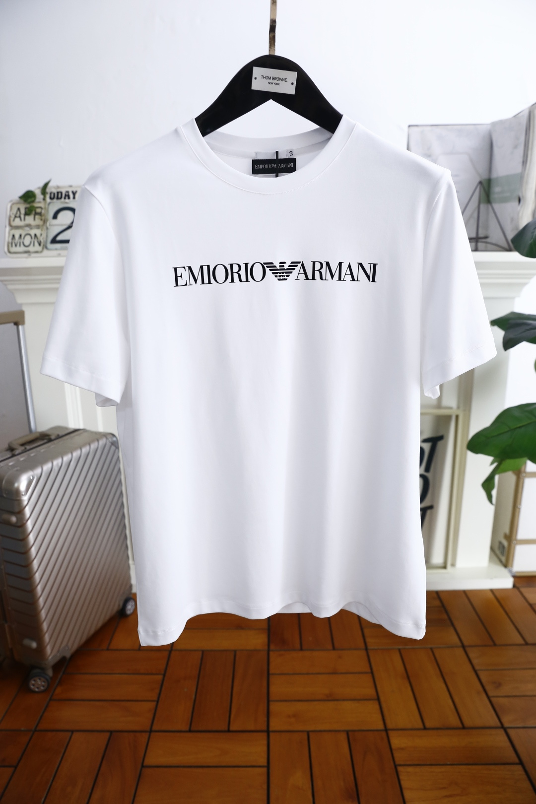 NO:160442,Ama*/Arm*ni. 2025 summer new product men's round neck short sleeves with luxurious brand letters LOGO logo on the chest and you can appreciate the youthfulness and fashion sense brought by this design!  The overall style is fashionable and trendy. The fabric is made of top-quality jade cicada silk fabrics for customer supply, soft, skin-friendly and breathable, and has a very crisp and drooping feeling. The upper body is fashionable and fashionable, and must-have items in summer!  The counter size M-4XL is one size smaller!  Shipping the next day!  ,T-shirt,alexander wang19860909阿玛*/Arm*ni. 2025夏季新品男士圆领短袖胸前奢华品牌字母LOGO标识标注上身就能体会这款设计带来的年轻与时尚感！整体时尚而有潮流,面料采用客供顶级玉蝉丝面料 柔软亲肤透气 ,又有很好的挺括 垂感 上身时尚潮流色系,夏季必备单品！专柜尺码M-4XL,偏小一码！隔天出货！,,T-shirt,alexander wang,Men's clothing