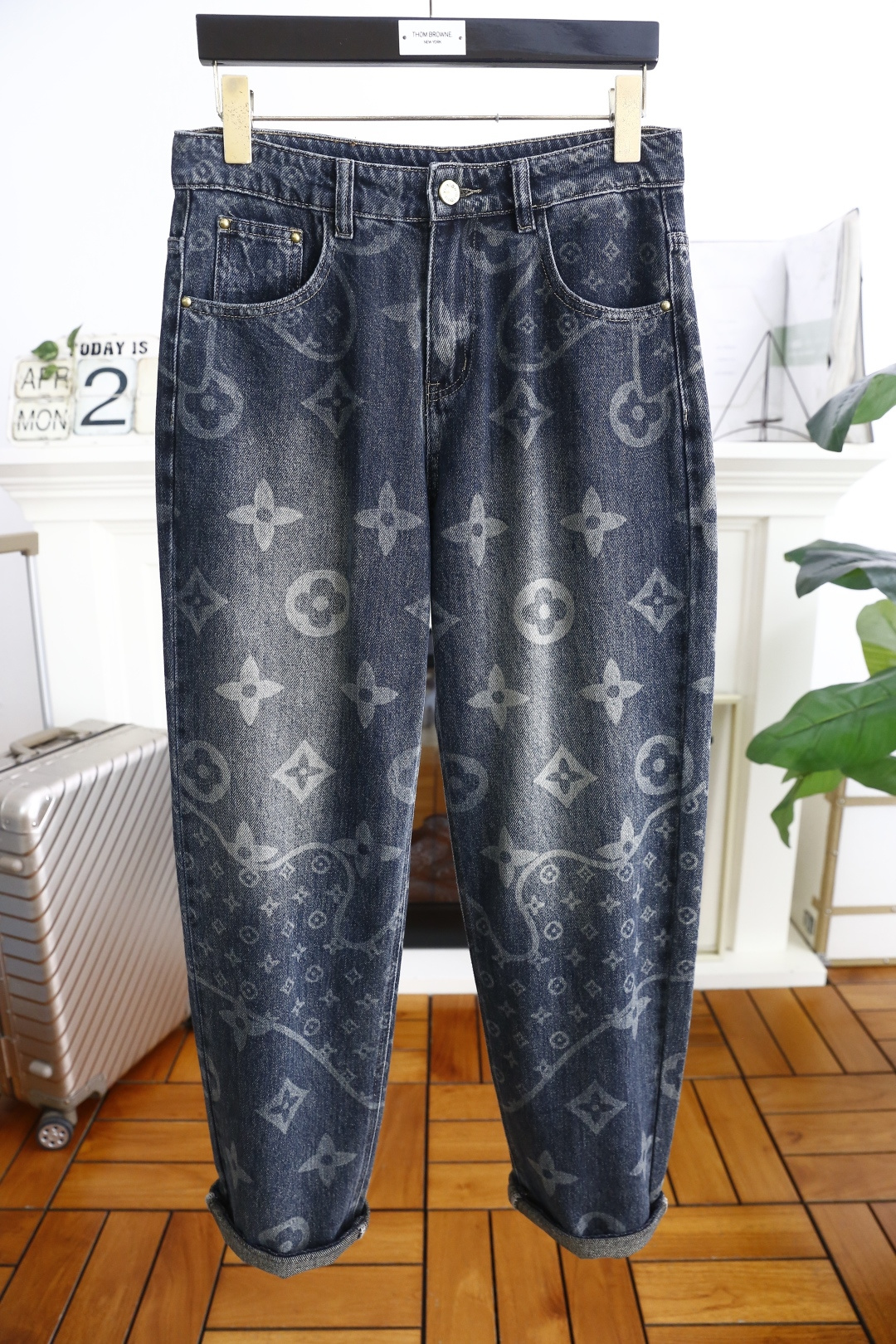 NO:160433,Louis Vuitt*n. 2025 summer new brand loose original single men's versatile jeans trading company channel goods!  The role of ace hits every season is like a classic signature textbook!  A pair of pants with a very aesthetic tone, dominated by fabric and quality, continues the essence of normal design, with label elements perfectly embedded, which is a distinctive feature of identity and is quite distinctive!  Customer-supplied top-quality washing buffet fabrics, the fabric has first-class texture, slightly elastic, excellent scratchiness and boneiness, and the capable and neat cut, and the upper body effect is excellent!  A must-have artifact for trendy men!  Counter size S-3XL, shipped the next day!  ,,louis vuitton,louis vuitton,jeans,alexander wang19860909路易威*/Louis Vuitt*n. 2025夏季新品潮牌宽松原单男士百搭牛仔裤贸易公司渠道货！每一季的王牌级爆款担当,俨然属于经典招牌教科书般存在！极具美学基调的一款裤子,以面料和品质为主导,延续了常态化的设计精髓,标签化元素完美嵌入,属于身份的特色彰显,辨识度颇为鲜明！客供进口顶级洗水牛仔面料,面料质地一流,略带弹力,挺刮度与筋骨感极好,干练利落的裁剪,上身效果极好！潮男必备神器！专柜尺码S-3XL,隔天出货！,,louis vuitton,louis vuitton,jeans,alexander wang,Men's clothing