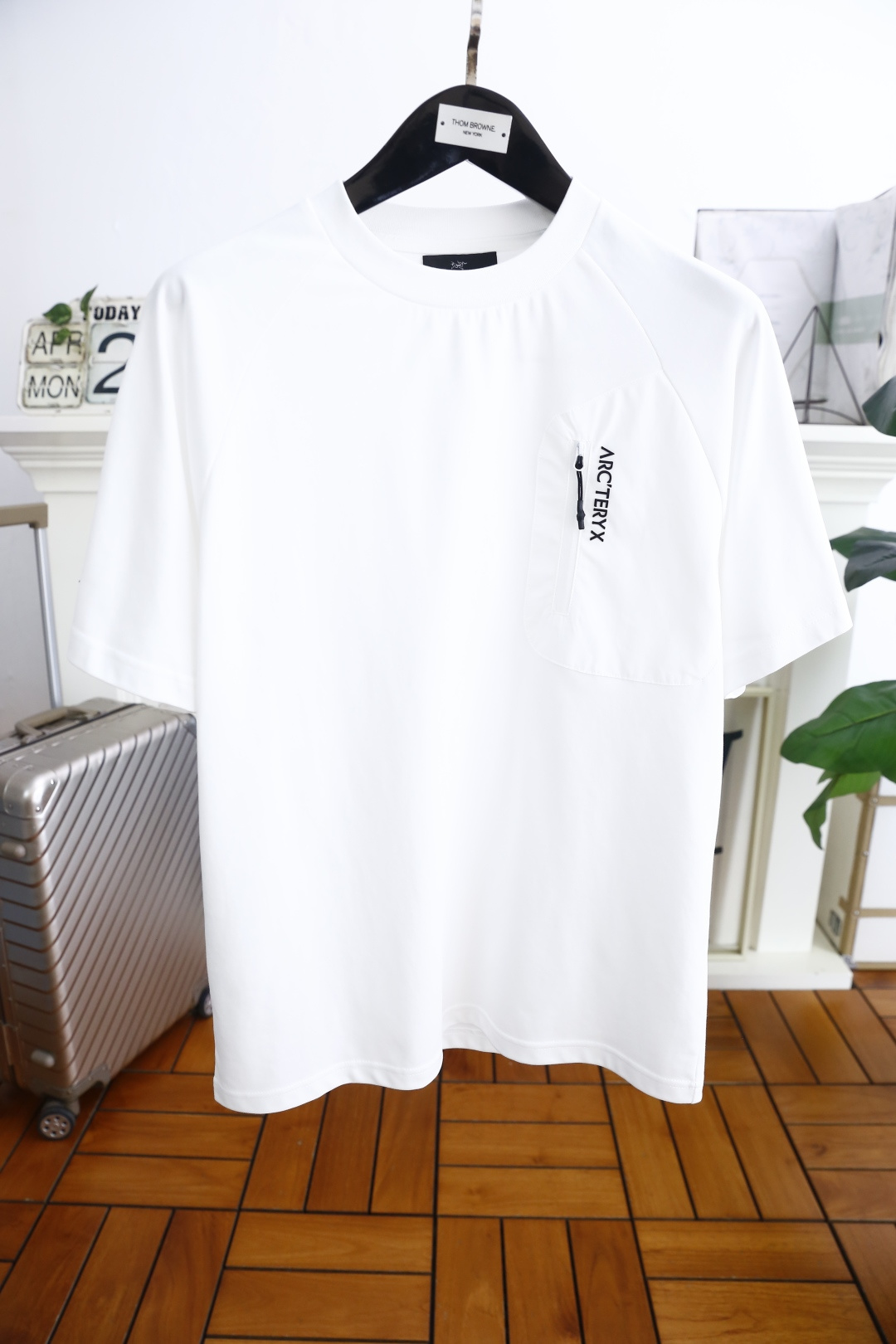 NO:160446,Archaeopteryx. 2025 summer new product for men's short-sleeved fashion classic round neck design!  Brand letter matching on the chest!  Anyone can easily control it with high-end top custom fabrics!  It is very high-end and understandable. It must be purchased!  The style and tailoring are slim styles, which are very exquisite, showing aura and highlighting the exquisiteness of business men. This is the unique feature, the right slim fit, and the upper body effect is very good!  Counter size S-2XL, shipped the next day!  ,arc'teryx,T-shirt,alexander wang19860909始祖鸟/archaeopteryx. 2025夏季新品男士短袖时尚经典圆领设计！胸前品牌字母搭配！任何人都可以轻松驾驭 采用高档顶级定制面料！非常显档次懂货的必须入！版型剪裁属于修身款 非常精致,显气场,又会凸显商务男士的精致,这就是独到之处,恰到好处的修身,上身效果非常赞！专柜尺码S-2XL,隔天出货！,arc'teryx,T-shirt,alexander wang,Men's clothing