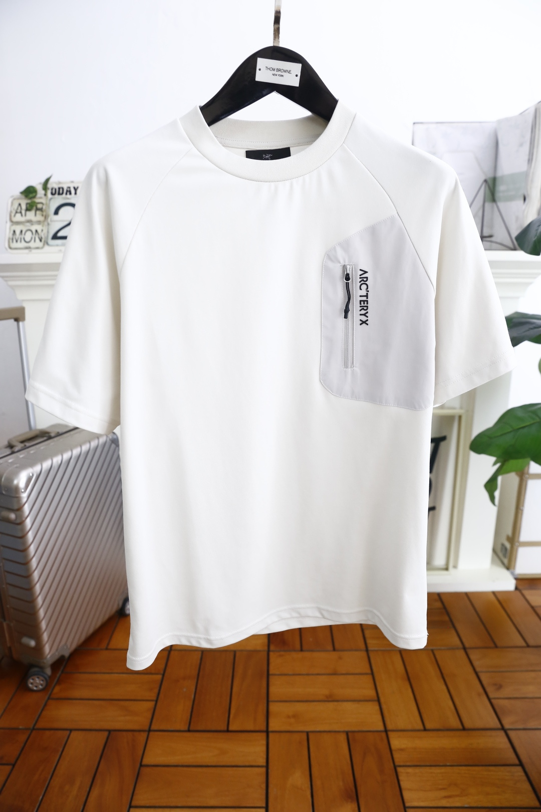 NO:420613,Archaeopteryx. New summer products for men's short-sleeved fashion classic round neck design!  Brand letter matching on the chest!  Anyone can easily control it with high-end top custom fabrics!  It is very high-end and understandable. It must be purchased!  The style and tailoring are slim styles, which are very exquisite, showing aura and highlighting the exquisiteness of business men. This is the unique feature, just right slim fit, and the upper body effect is very good!  Counter size S-2XL, shipped the next day!  ,arc'teryx,T-shirt,alexander wang19860909始祖鸟/archaeopteryx. 夏季新品男士短袖时尚经典圆领设计！胸前品牌字母搭配！任何人都可以轻松驾驭 采用高档顶级定制面料！非常显档次懂货的必须入！版型剪裁属于修身款 非常精致,显气场,又会凸显商务男士的精致,这就是独到之处,恰到好处的修身,上身效果非常赞！专柜尺码S-2XL,隔天出货！,arc'teryx,T-shirt,alexander wang,Men's clothing