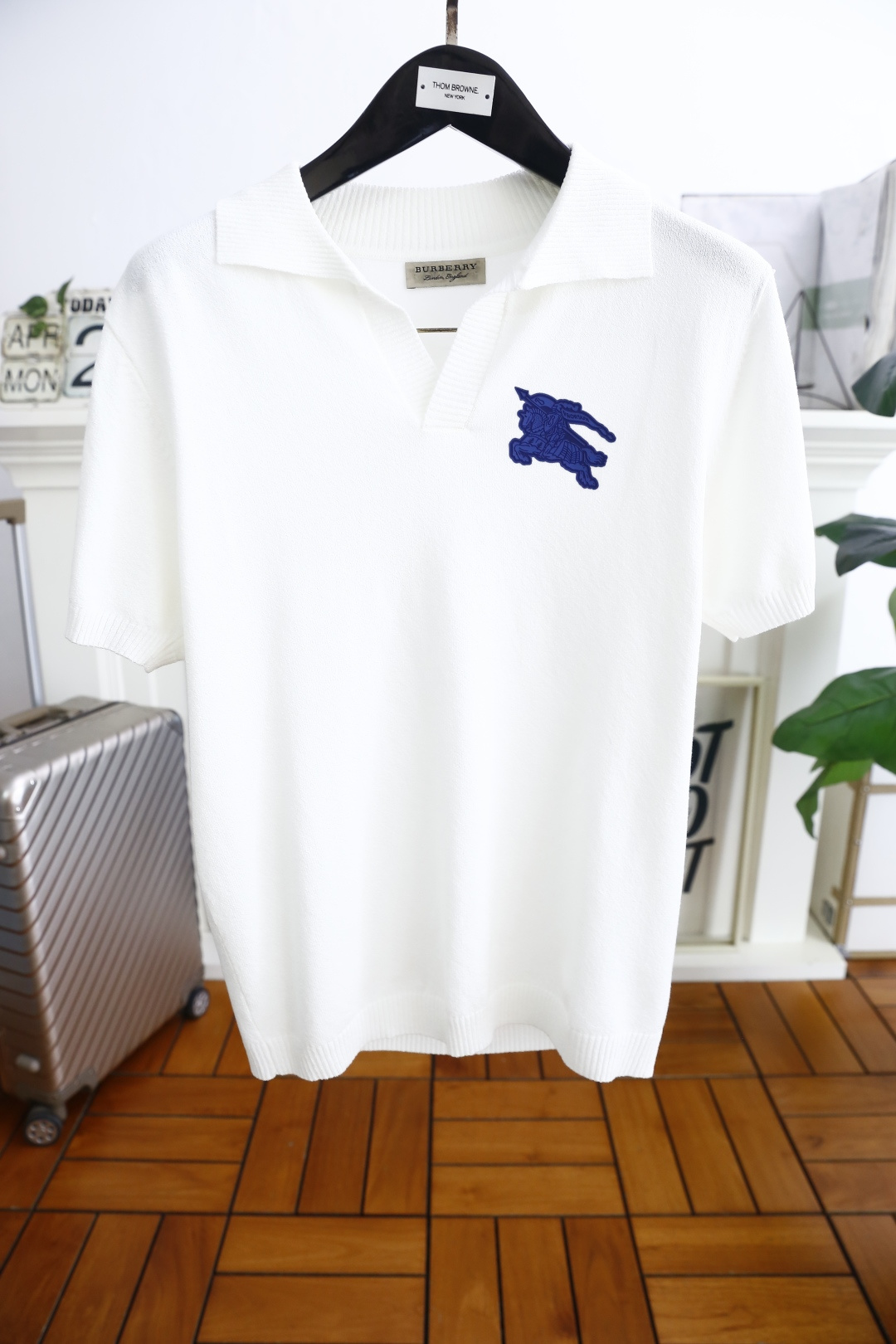 NO:160450,Burpberry/Bur*erry. 2025 summer new product for men's knitted short-sleeved fashionable exquisite neckline design!  The chest brand war horse logo pairing!  Very classy!  Anyone can easily control it with high-end knitted fabric!  Those who know the goods must enter!  The style and tailoring are slim styles, which are very exquisite, showing aura and highlighting the exquisiteness of business men. This is the unique feature, the right slim fit, and the upper body effect is very good!  Counter size S-2XL, shipped the next day!  ,burberry,burberry,T-shirt,alexander wang19860909巴宝丽/Bur*erry. 2025夏季新品男士针织短袖时尚精致领口设计！胸前品牌战马LOGO搭配！非常显档次！任何人都可以轻松驾驭 采用高档针织面料！懂货的必须入！版型剪裁属于修身款 非常精致,显气场,又会凸显商务男士的精致,这就是独到之处,恰到好处的修身,上身效果非常赞！专柜尺码S-2XL,隔天出货！,,burberry,burberry,T-shirt,alexander wang,Men's clothing