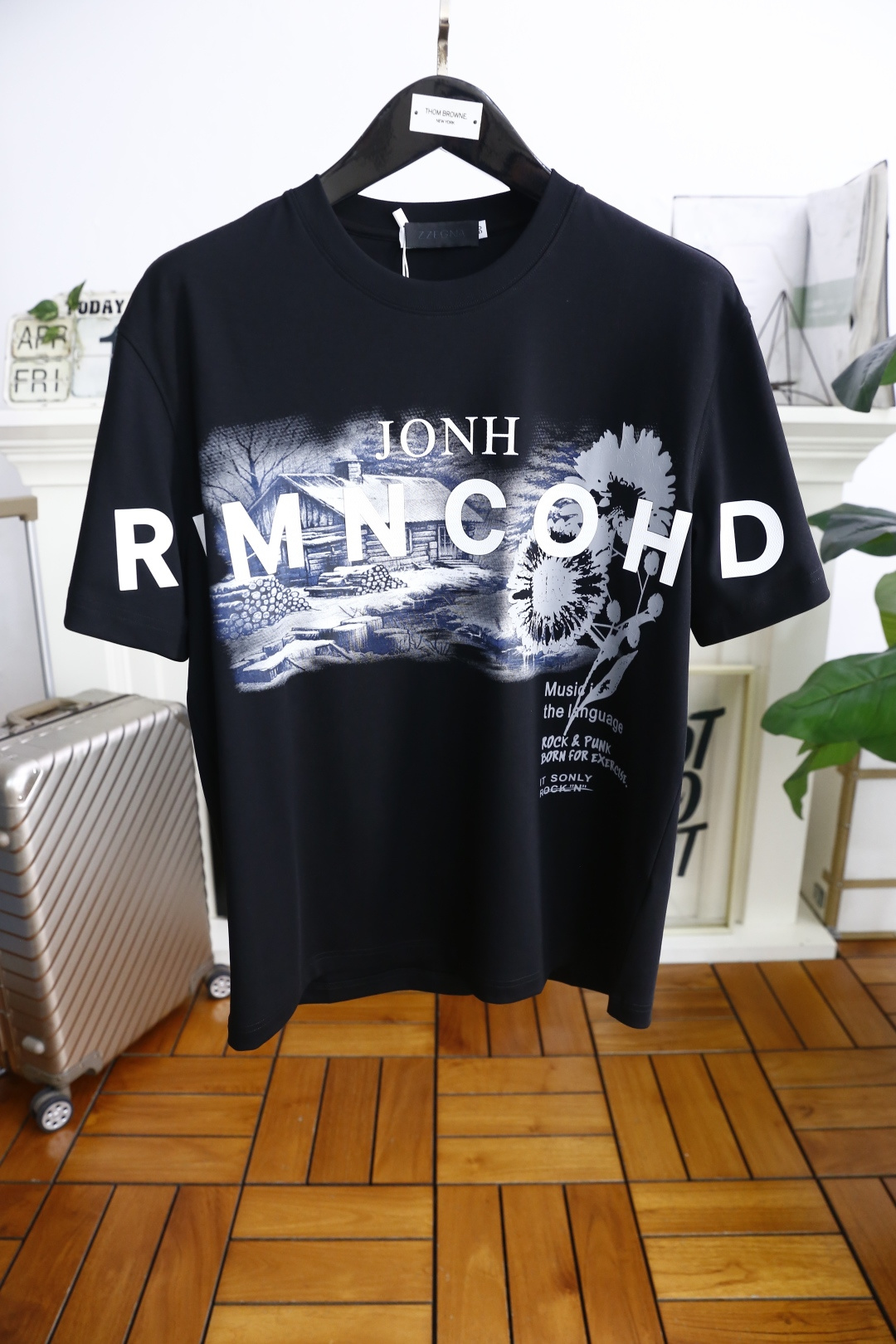 NO:160436,Jeni*/Ze*na. 2025 summer new product men's extended short-sleeved fashion classic round neck design!  High-end custom versatile styles, luxurious custom logo matching on the chest!  Anyone can easily navigate with top-notch comfortable and breathable fabric!  It is very high-end and understandable. It must be purchased!  Soft, skin-friendly and breathable, and has a very crisp and drooping feeling. The upper body is fashionable and fashionable, and it is a must-have item for trendy men!  Counter size M-3XL, shipped the next day!  ,zegna,T-shirt,alexander wang19860909杰尼*/Ze*na. 2025夏季新品男士扩版短袖时尚经典圆领设计！高级定制百搭款式 胸前奢华定制LOGO搭配！任何人都可以轻松驾驭 采用顶级舒适透气面料！非常显档次懂货的必须入！柔软亲肤透气 ,又有很好的挺括 垂感 上身时尚潮流色系,潮男必备单品！专柜尺码M-3XL,隔天出货！,,zegna,T-shirt,alexander wang,Men's clothing