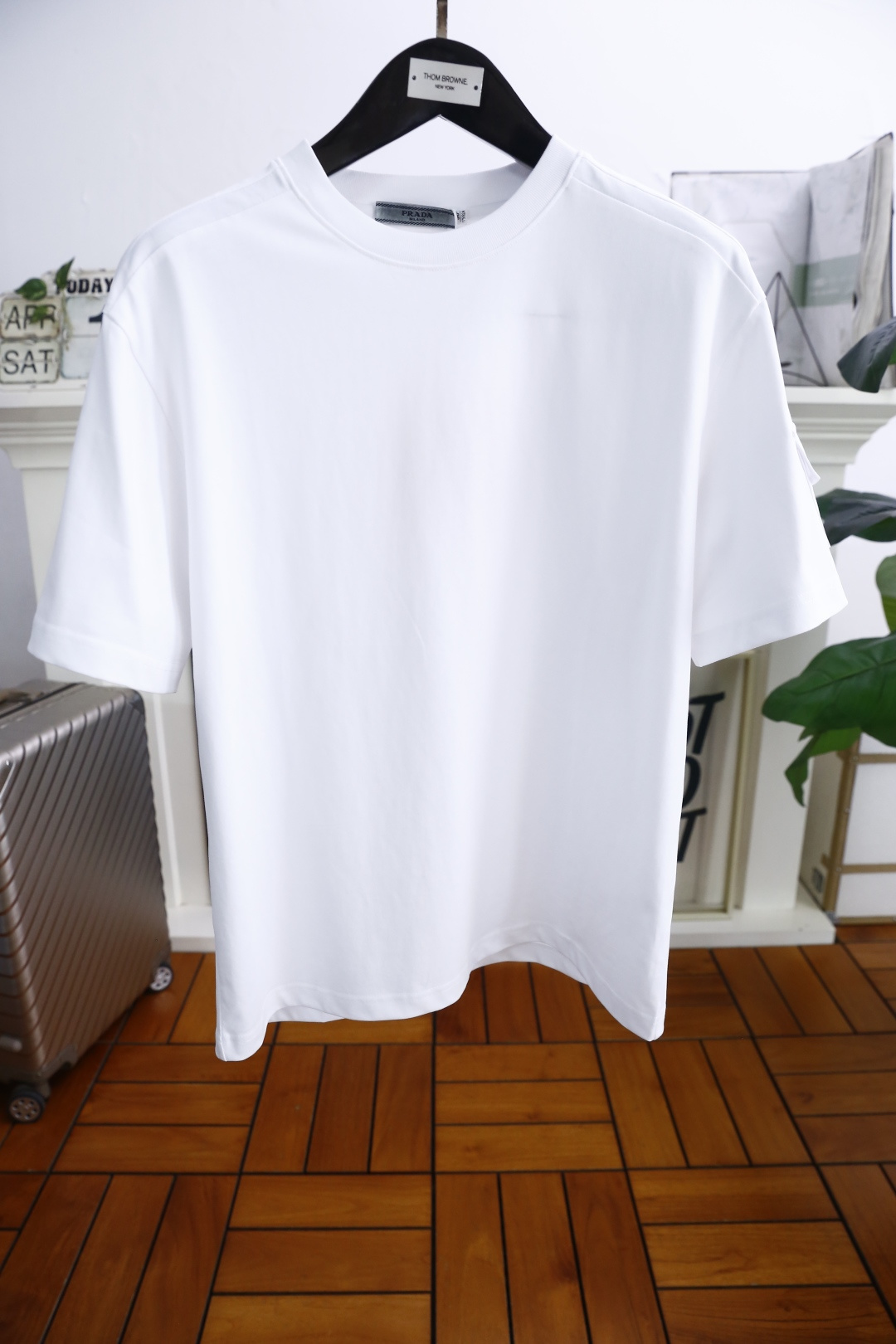 NO:160440,Pula*/Pr*da. 2025 summer new product fashionable loose men's short-sleeved fashionable classic round neck design!  High-end custom versatile style, with classic pockets on the side!  Anyone can easily navigate with top-notch comfortable and breathable fabric!  It is very high-end and understandable. It must be purchased!  Soft, skin-friendly and breathable, and has a very crisp and drooping feeling. The upper body is fashionable and fashionable, and it is a must-have item for trendy men!  Counter size M-3XL, shipped the next day!  ,,prada,T-shirt,alexander wang19860909普拉*/Pr*da. 2025夏季新品时尚宽松男士短袖时尚经典圆领设计！高级定制百搭款式,侧面经典口袋特色搭配！任何人都可以轻松驾驭 采用顶级舒适透气面料！非常显档次懂货的必须入！柔软亲肤透气 ,又有很好的挺括 垂感 上身时尚潮流色系,潮男必备单品！专柜尺码M-3XL,隔天出货！,,prada,T-shirt,alexander wang,Men's clothing