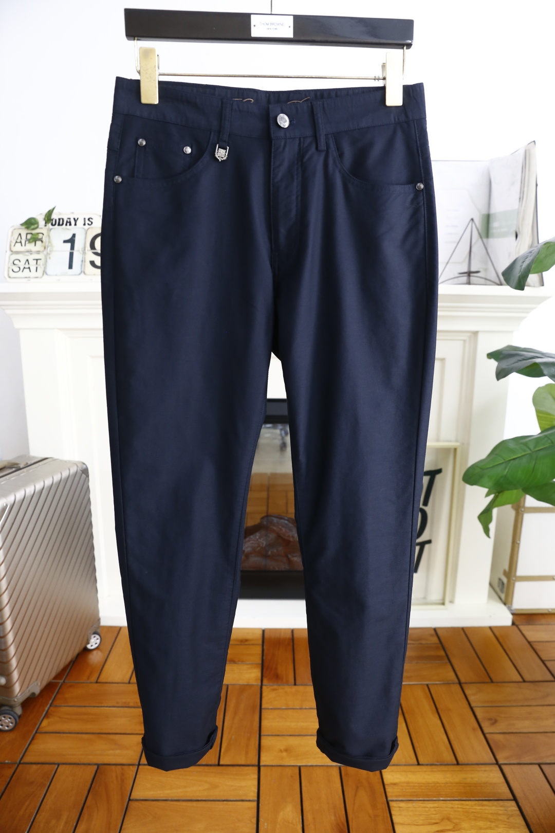 NO:160428,LP. New 2025 summer fashion men's thin casual trousers!  The overall simple design, classic and versatile style, without too much decoration, the main fabric and the back of the style, the classic brand letter LOGO is used as the highlight of the details. The fabric is made of top-grade fabric, moderate thickness, skin-friendly on the upper body, breathable, and has a good sense of crispness. Orders of the whole quality!  Counter size 29-42, no 37/39, shipped the next day!  loro piana alexander wang19860909LP. 2025夏季新款时尚男士薄款休闲西裤！整体简约的设计,经典百搭的款式 没有过多的装饰 主打面料与版型后幅经典品牌字母LOGO作为细节亮点 面料采用顶级面料,厚度适中,上身亲肤 透气,能有很好的挺括感 全品相的订单！专柜尺码29-42,无37/39,隔天出货！,,loro piana,alexander wang,Men's clothing