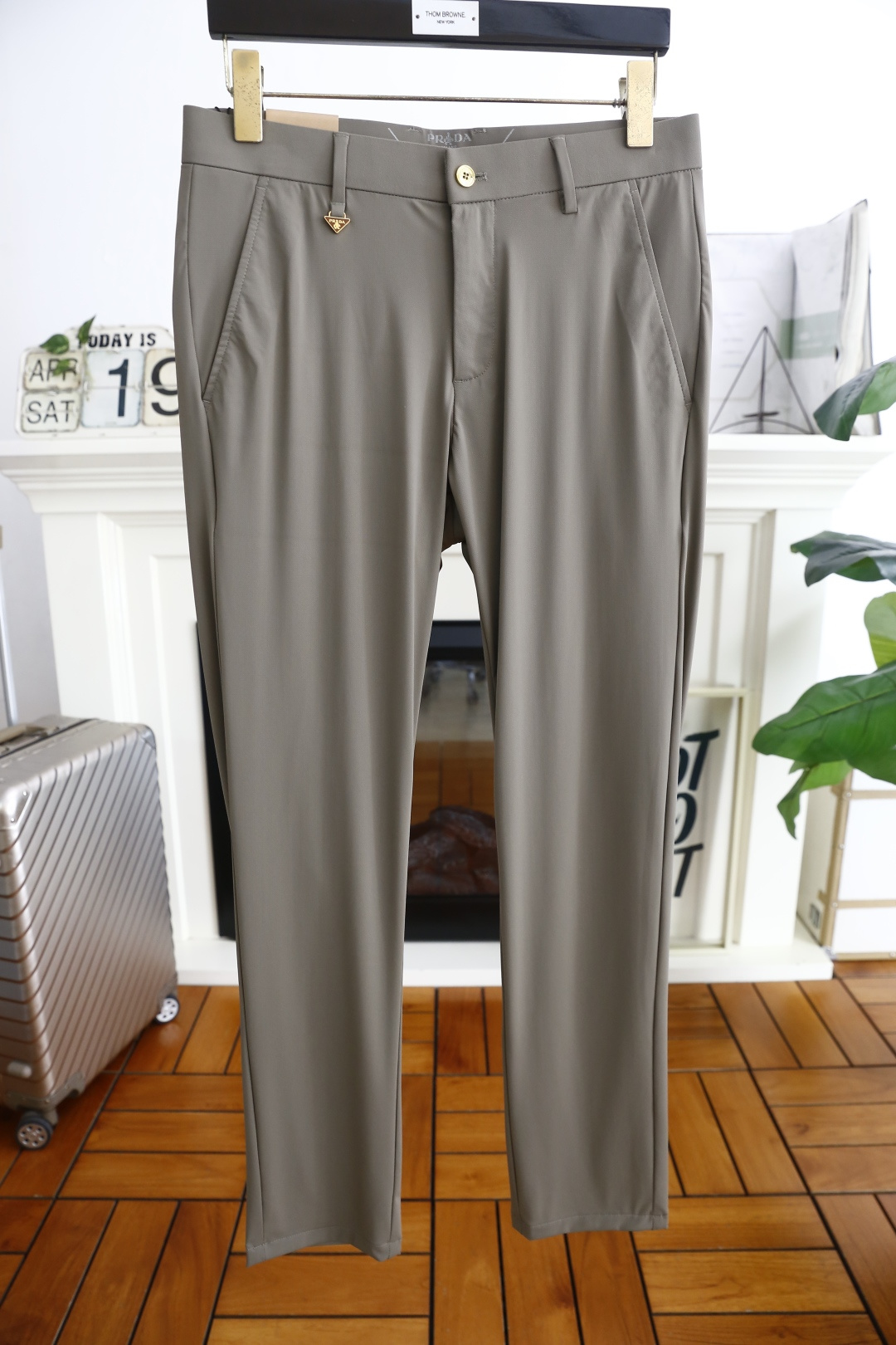 NO:160431,Pula*/Pr*da. 2025 summer P home fashion new product men's casual thin trousers!  It is made of comfortable and breathable fabric, luxurious and classic brand letter LOGO design, and the upper body is casual and comfortable!  No sense of restraint!  The same product for overseas European counters, the upper body is fashionable and sporty, very low-key and luxurious!  The stitching of the turner is delicate and strong!  Perfect three-dimensional tailoring, highly recommend buying the product!  Counter size: 29-40, 35/37.39!  Shipping the next day!  ,prada,alexander wang19860909普拉*/Pr*da. 2025夏季P家时尚新品男士休闲薄款西裤！采用舒适透气面料,奢华经典品牌字母LOGO设计 上身随意舒服！无束缚感！海外欧洲专柜同品,上身时尚运动显时尚,很低调且不失奢华品味！车工缝线细致而强悍！完美立体剪裁,强烈推荐购入货色！专柜尺码:29-40,有35/无37.39！隔天出货！,,prada,alexander wang,Men's clothing