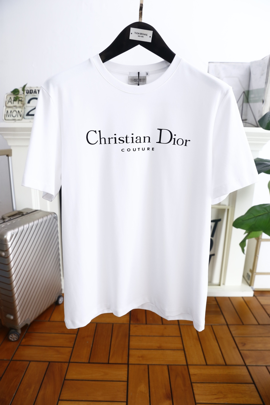 NO:160441,Dior/Christian D*or. New 2025 summer model!  Fashionable and casual round neck short-sleeved fashion item design, more fashionable and comfortable, high-standard customization, very stylish upper body, luxurious classic letter LOGO pattern on the chest, customer-supplied auxiliary materials, imported high-end comfortable breathable fabric with very delicate texture, exquisite details and exquisite craftsmanship, extremely shaping item, can be matched with any fashion, super good style, a must-have item for trendy men. Counter code: M-4XL, half a size!  Shipping the next day!  ,dior,T-shirt,alexander wang19860909迪奥/Christian D*or. 2025夏季新款！时尚休闲圆领短袖时尚单品设计,更加时尚舒适,高标准定制,上身非常有型,胸前奢华经典字母LOGO图案 客供辅料,客供进口高档舒适透气面料质感非常细腻,细节工艺精湛考究,塑造性极高的一款单品,任何时装都可以搭配,版型超级好 潮男必备单品 专柜码:M-4XL,偏小半码！隔天出货！,,dior,T-shirt,alexander wang,Men's clothing