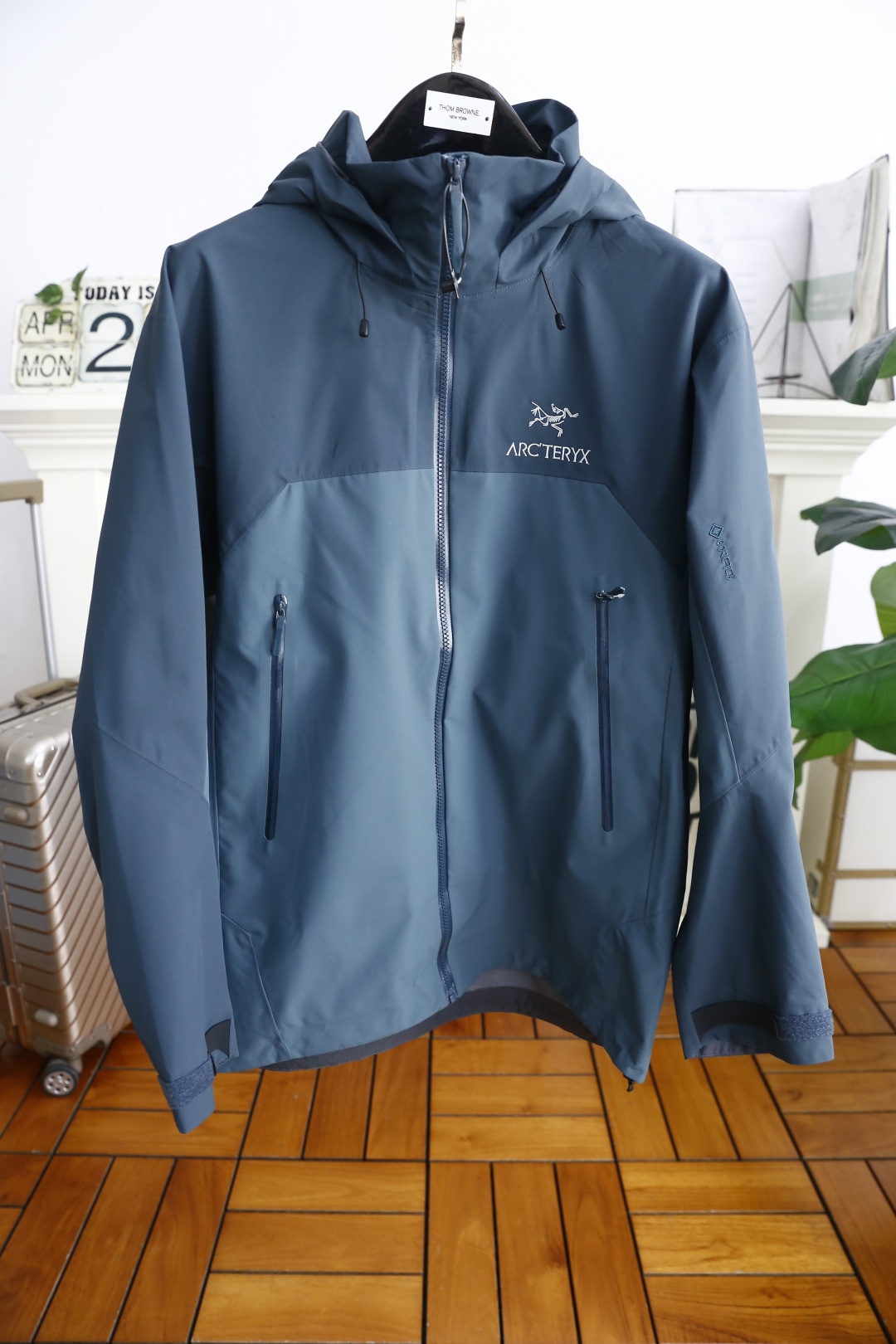 NO:160439,Archaeopteryx. 2025 summer new fashion men's hooded jacket!  Comfortable and versatile, extremely popular item!  Complete three standards!  The original LOGO of the luxury classic brand is made of comfortable and breathable fabric, with a high-quality material, with very delicate texture, exquisite and exquisite detailing and exquisite auxiliary materials. All the accessories are provided by foreign merchants. It is a single item with extremely high shaping. The shape on the street is absolutely eye-catching, and it is an excellent equipment that can be selected from thousands of people!  Counter size S-3XL, shipped the next day!  ,arc'teryx,hats,alexander wang19860909始祖鸟/archaeopteryx. 2025夏季新品时尚男士连帽冲锋衣！舒适百搭,人气极高的一款单品！三标齐全！奢华经典品牌原版LOGO搭配采用舒适透气面料高克重材质,质感非常细腻,细节工艺精湛考究,辅料皆为外商客供,塑造性极高的一款单品,出街造型绝对招眼吸睛,万里挑一的绝佳装备！专柜尺码S-3XL,隔天出货！,arc'teryx,hats,alexander wang,Men's clothing