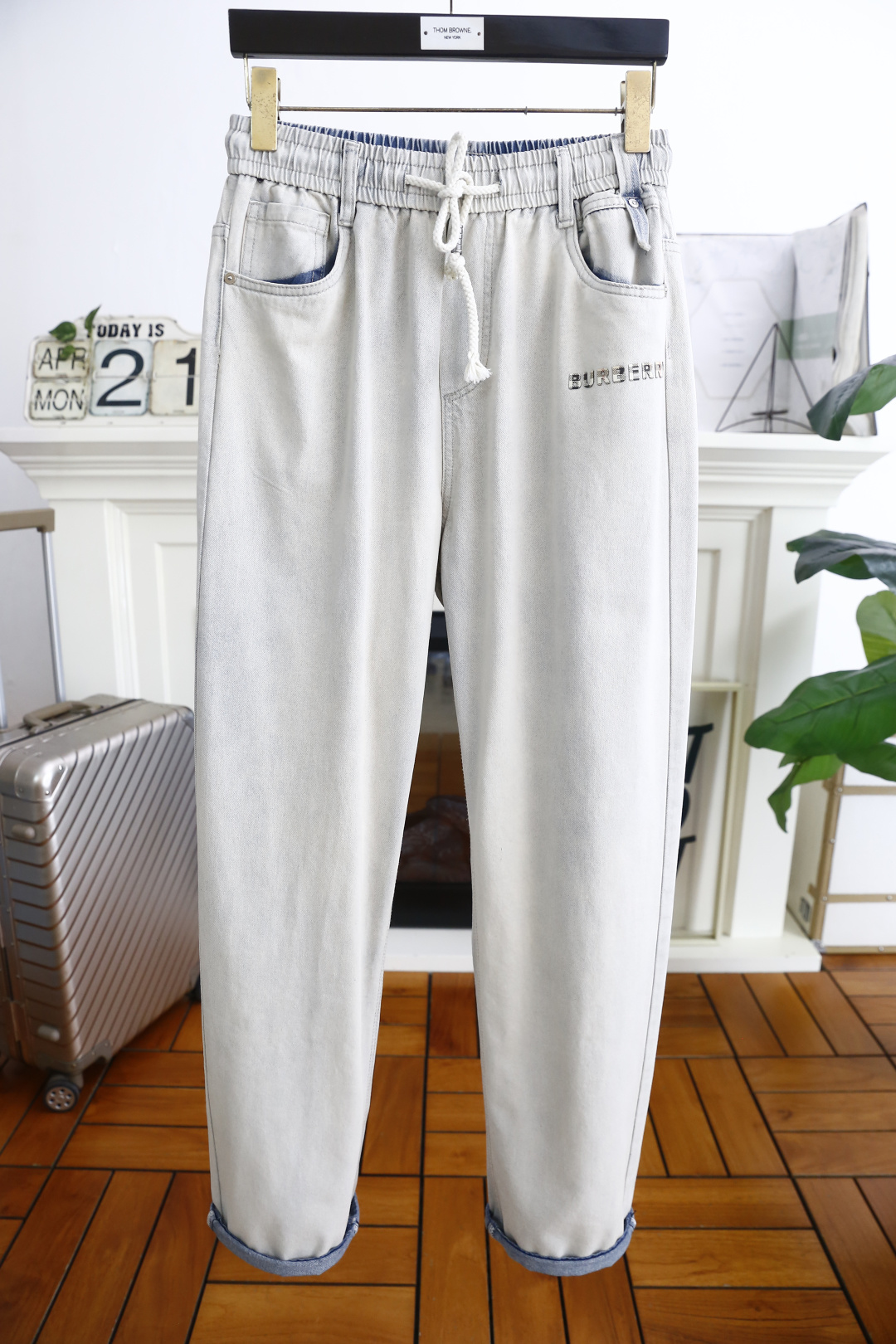 NO:160437,Burb*rry. 25Bur summer new product original single high-end thin elastic waist jeans!  Luxury classic brand Zhanma LOGO accessories, hot-selling models for the counter, very comfortable to wear, low-key and luxurious, very classy when worn, no need to say much about the trouser style and cutting. The upper body is exquisite and vivid, high-end and top-grade material. The selection of real palace-grade denim. High-end top-washed denim fabric, excellent quality, and heavy washing makes the pants very soft!  Not picky about people, the upper body is absolutely stylish and extremely luxurious. Counter size M-2XL, shipped the next day!  ,burberry,burberry,jeans,alexander wang19860909巴宝丽/Burb*rry. 25Bur夏季新品原单高端薄款松紧腰牛仔裤！奢华经典品牌战马LOGO配饰 专柜热销款 身穿着非常舒适 低调不失奢华 穿出去非常有档次 裤型款式和裁剪亦无需多言 上身精致跃然高档一等一顶级质料 真正殿堂级的牛仔布选用 高档顶级洗水牛仔面料,品质卓然,经过重水洗使得裤子很柔软！不挑人 上身绝对的有型 极度奢华. 专柜尺码 M-2XL,隔天出货！,,burberry,burberry,jeans,alexander wang,Men's clothing