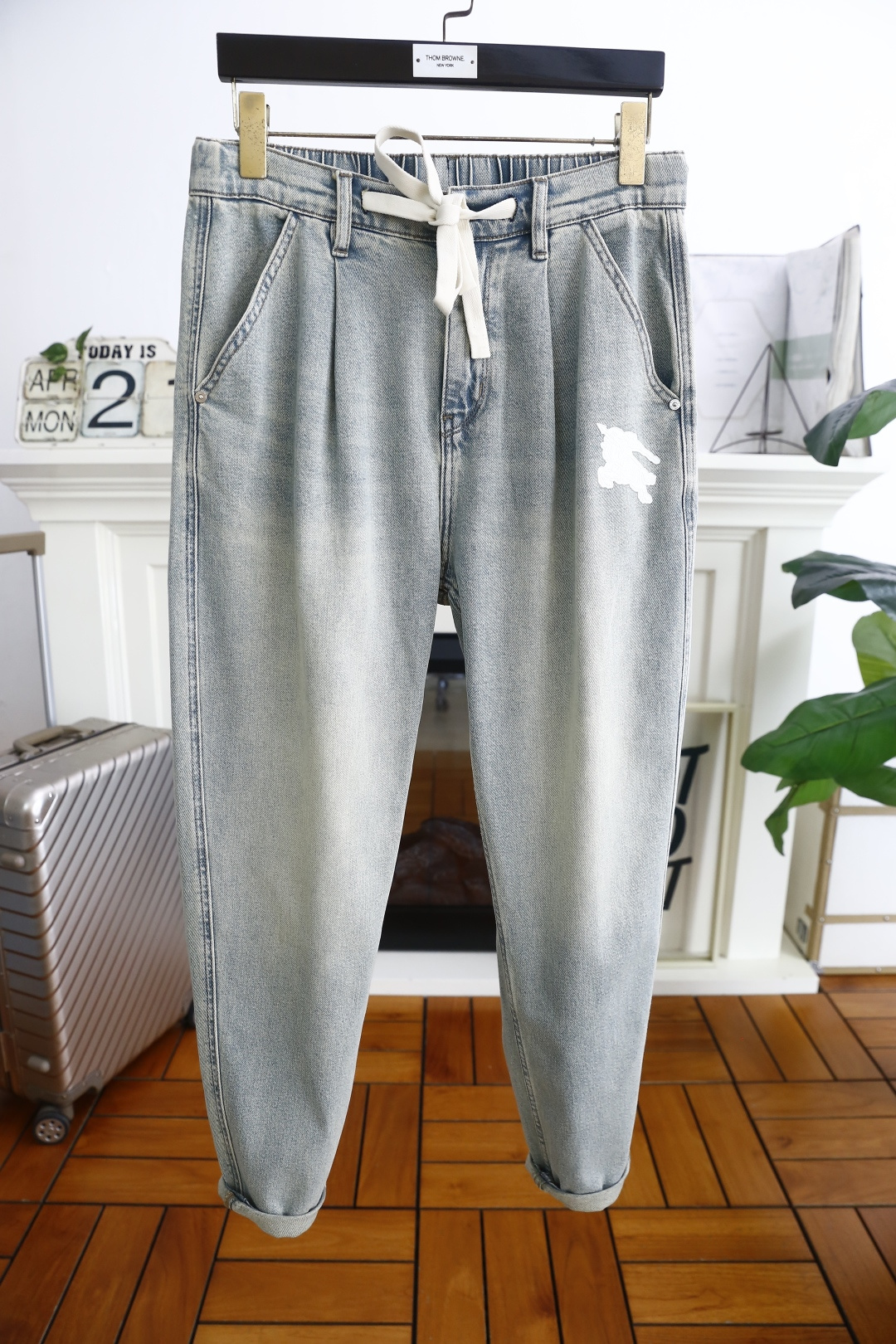 NO:160435,Burb*rry. 25Bur summer new product original single high-end thin elastic waist jeans!  Luxury classic brand LOGO accessories, hot-selling models for counters, very comfortable to wear, low-key and luxurious, very classy when worn, no need to say much about the trouser style and cutting. The upper body is exquisite and vivid, high-end and top-grade material. The selection of real palace-grade denim. High-end top-washed denim fabric, excellent quality, and heavy washing makes the pants very soft!  Not picky about people, the upper body is absolutely stylish and extremely luxurious. Counter size S-3XL, shipped the next day!  ,burberry,burberry,jeans,alexander wang19860909巴宝丽/Burb*rry. 25Bur夏季新品原单高端薄款松紧腰牛仔裤！奢华经典品牌LOGO配饰 专柜热销款 身穿着非常舒适 低调不失奢华 穿出去非常有档次 裤型款式和裁剪亦无需多言 上身精致跃然高档一等一顶级质料 真正殿堂级的牛仔布选用 高档顶级洗水牛仔面料,品质卓然,经过重水洗使得裤子很柔软！不挑人 上身绝对的有型 极度奢华. 专柜尺码 S-3XL,隔天出货！,,burberry,burberry,jeans,alexander wang,Men's clothing