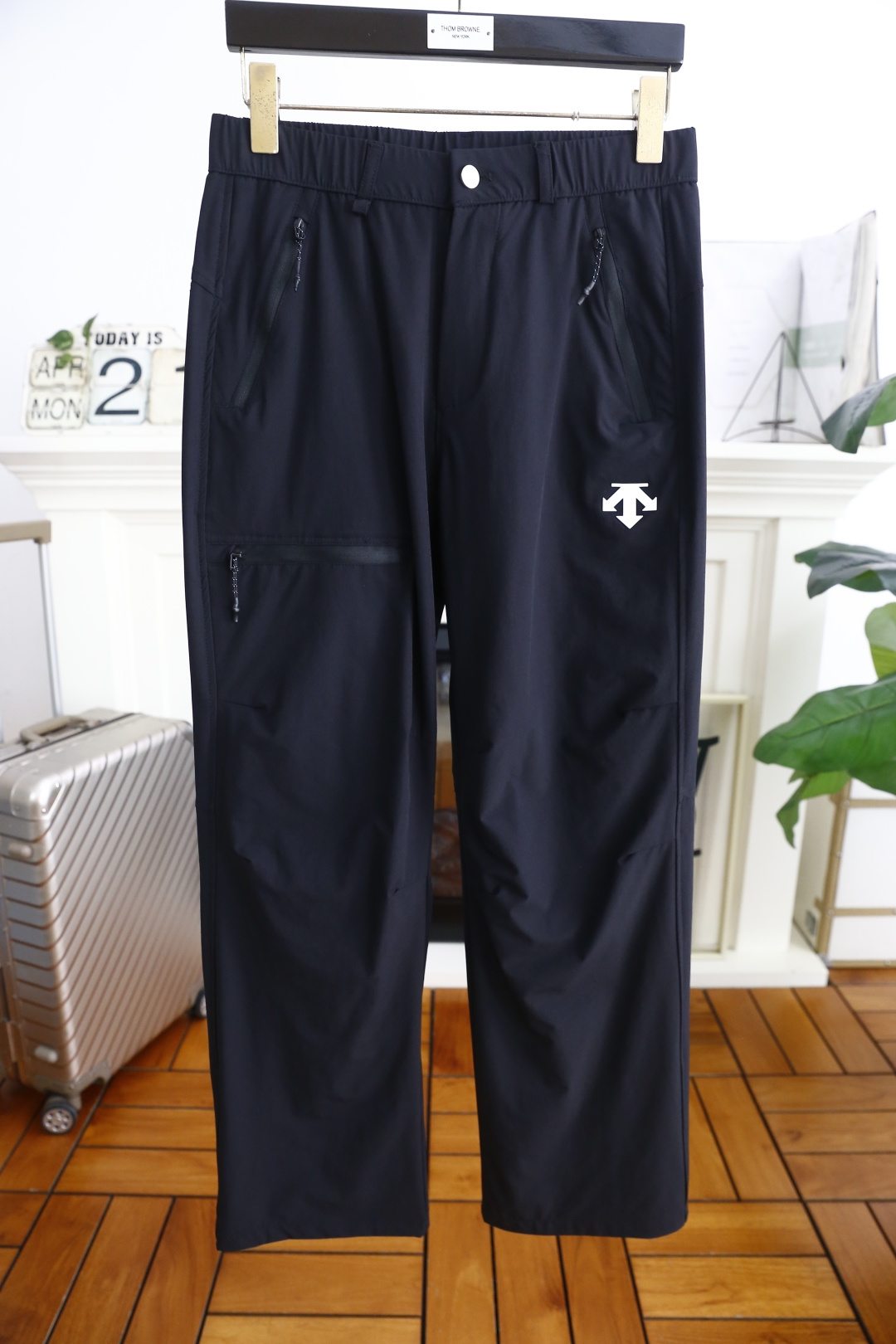 NO:160452,DiSant. 2025 summer new product fashionable men's elastic waist casual pants!  Luxury classic brand LOGO pattern design!  It greatly improves matching. Combined style. Zippered pocket design on both sides. Comfortable and quick-drying fabric. Customer-supplied blended material. Skin-friendly, soft and breathable, with a good sense of wearing. All hardware and accessories are ordered. It is a must-have item in spring and summer!  Counter size S-2XL, shipped the next day!  ,alexander wang19860909迪桑特. 2025夏季新品时尚男士松紧腰休闲裤！奢华经典品牌LOGO图案设计！大大提升了搭配性 合体的版型 两侧拉链插袋设计 采用舒适速干面料 客供混纺的材质 亲肤柔软透气,有着很好的穿着体感 五金辅料全品相订单,春夏必备单品！专柜尺码S-2XL,隔天出货！,,alexander wang,Men's clothing