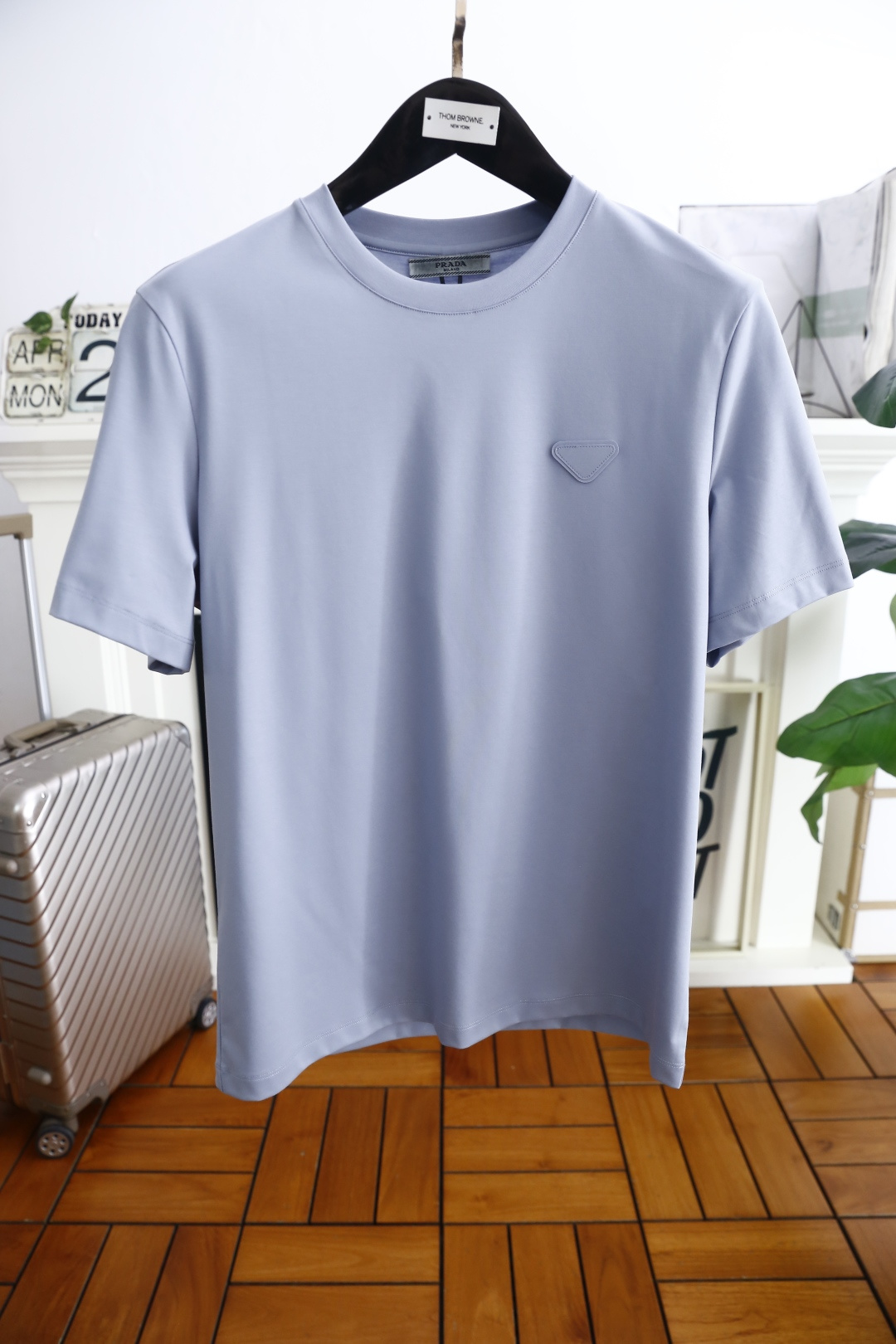 NO:151433,Pula*/Pr*da. New summer style!  Fashionable men's casual round neck short-sleeved fashion item design, more fashionable and comfortable, high-standard customization, very stylish upper body, luxurious brand triangle logo pattern on the chest, customer-supplied auxiliary materials, customer-supplied imported high-end jade cicada silk fabric with very delicate texture, exquisite details and exquisite craftsmanship, extremely shaping item, can be matched with any fashion, super good style, a must-have item for trendy men!  Counter size: M-4XL, half a size!  Shipping the next day!  ,,prada,T-shirt,alexander wang19860909普拉*/Pr*da. 夏季新款！时尚男士休闲圆领短袖时尚单品设计,更加时尚舒适,高标准定制,上身非常有型,胸前奢华品牌三角标LOGO 图案 客供辅料,客供进口高档玉蝉丝面料质感非常细腻,细节工艺精湛考究,塑造性极高的一款单品,任何时装都可以搭配,版型超级好 潮男必备单品！专柜尺码:M-4XL,偏小半码！隔天出货！,,prada,T-shirt,alexander wang,Men's clothing