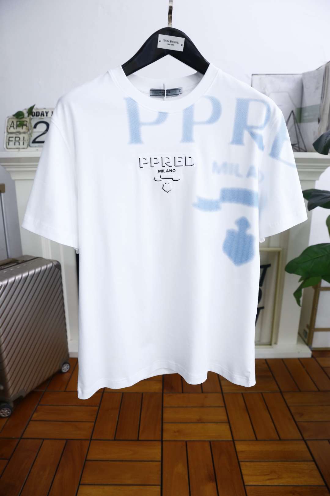 NO:151457,Pula*/Pr*da. The new summer products for men's round neck, loose trendy men's short sleeves, luxurious custom letters LOGO logo on the chest, and you can appreciate the youthfulness and fashion sense brought by this design!  The overall fashion is fashionable and trendy. The fabric is made of top-quality fabrics for customer supply, soft, skin-friendly and breathable, and has a very crisp and crisp drooping feeling. The upper body is fashionable and fashionable, and it is a must-have item for trendy men!  The counter is sized 48-56, one size larger!  Shipping the next day!  ,,prada,T-shirt,alexander wang19860909普拉*/Pr*da. 夏季新品男士圆领宽松潮男短袖胸前奢华定制字母LOGO标识标注上身就能体会这款设计带来的年轻与时尚感！整体时尚而有潮流,面料采用客供顶级面料 柔软亲肤透气 ,又有很好的挺括 垂感 上身时尚潮流色系,潮男必备单品！专柜尺码48-56,偏大一码！隔天出货！,,prada,T-shirt,alexander wang,Men's clothing