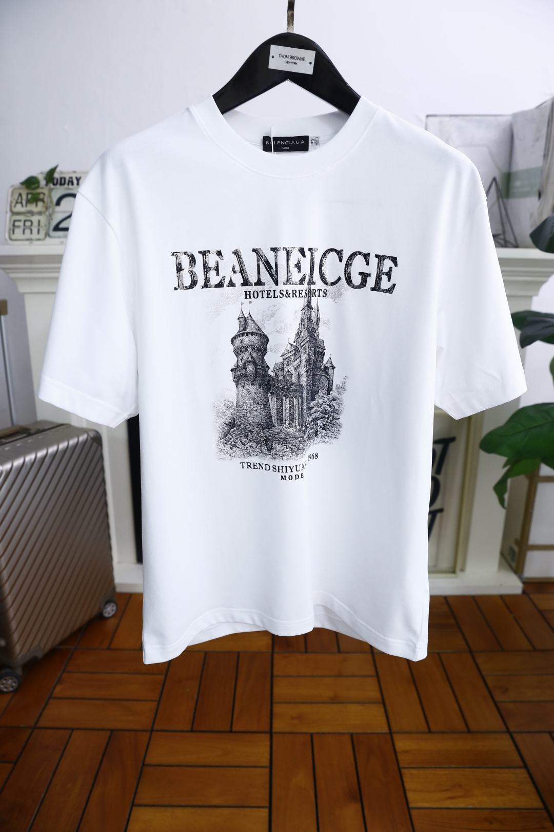 NO:151449,Balen*iaga. New summer products for men's round neck extended short-sleeved luxury classic custom LOGO logo marked with the upper body to experience the youthfulness and fashion sense brought by this design!  The overall style is fashionable and trendy, using comfortable and breathable cotton fabric, soft, skin-friendly and breathable, and has a very crisp and crisp drooping feeling. The upper body is fashionable and fashionable colors, a must-have item for trendy men!  The counter is sized 48-56, one size larger!  Shipping the next day!  ,balenciaga,balenciaga,T-shirt,alexander wang19860909巴黎世家/Balen*iaga. 夏季新品男士圆领扩版短袖奢华经典定制LOGO标识标注上身就能体会这款设计带来的年轻与时尚感！整体时尚而有潮流,采用舒适透气棉面料 柔软亲肤透气 ,又有很好的挺括 垂感 上身时尚潮流色系,潮男必备单品！专柜尺码48-56,偏大一码！隔天出货！,,balenciaga,balenciaga,T-shirt,alexander wang,Men's clothing