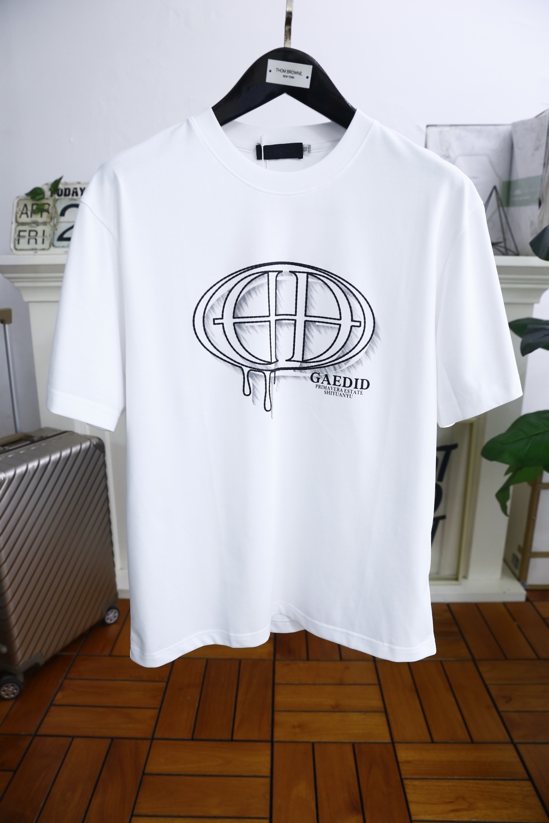 NO:151453,Jeni*/Ze*na. New summer products for men's loose trendy men's short-sleeved fashion classic round neck design!  High-end custom versatile styles, luxurious custom logo matching on the chest!  Anyone can easily navigate with top-notch comfortable and breathable fabric!  It is very high-end and understandable. It must be purchased!  Soft, skin-friendly and breathable, and has a very crisp and drooping feeling. The upper body is fashionable and fashionable, and it is a must-have item for trendy men!  The counter size M-3XL is one size larger!  Shipping the next day!  ,zegna,T-shirt,alexander wang19860909杰尼*/Ze*na. 夏季新品男士宽松潮男短袖时尚经典圆领设计！高级定制百搭款式 胸前奢华定制LOGO搭配！任何人都可以轻松驾驭 采用顶级舒适透气面料！非常显档次懂货的必须入！柔软亲肤透气 ,又有很好的挺括 垂感 上身时尚潮流色系,潮男必备单品！专柜尺码M-3XL,偏大一码！隔天出货！,,zegna,T-shirt,alexander wang,Men's clothing