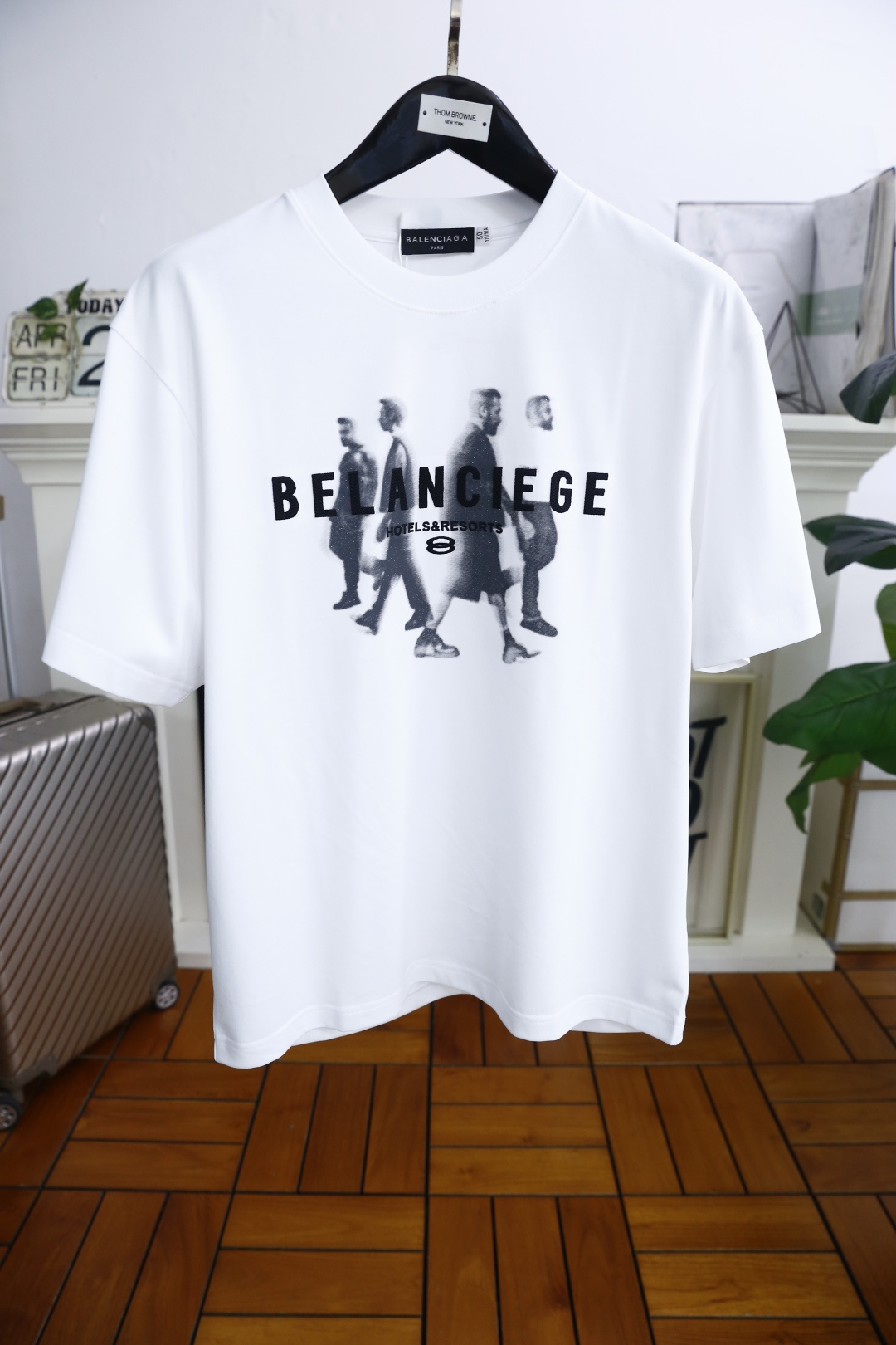 NO:151463,Balen*iaga. New summer products for men's round neck extended short-sleeved luxury classic custom LOGO logo marked with the upper body to experience the youthfulness and fashion sense brought by this design!  The overall style is fashionable and trendy, using comfortable and breathable cotton fabric, soft, skin-friendly and breathable, and has a very crisp and crisp drooping feeling. The upper body is fashionable and fashionable colors, a must-have item for trendy men!  Counter size 48-56, shipped the next day!  ,balenciaga,balenciaga,T-shirt,alexander wang19860909巴黎世家/Balen*iaga. 夏季新品男士圆领扩版短袖奢华经典定制LOGO标识标注上身就能体会这款设计带来的年轻与时尚感！整体时尚而有潮流,采用舒适透气棉面料 柔软亲肤透气 ,又有很好的挺括 垂感 上身时尚潮流色系,潮男必备单品！专柜尺码48-56,隔天出货！,,balenciaga,balenciaga,T-shirt,alexander wang,Men's clothing