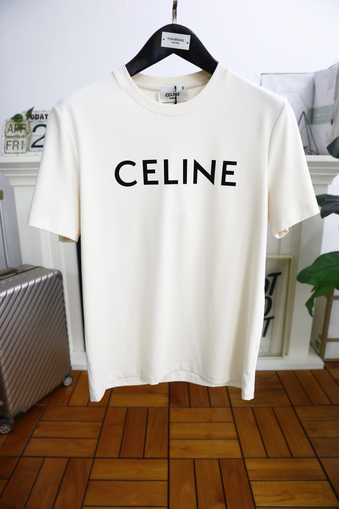 NO:154059,Serene. The 2025 summer new product of men's round neck short sleeves, luxury brand letters LOGO logo on the chest, you can appreciate the youthfulness and fashion sense brought by this design!  The overall style is fashionable and trendy. The fabric is made of top-quality jade cicada silk fabrics for customer supply, soft, skin-friendly and breathable, and has a very crisp and drooping feeling. The upper body is fashionable and fashionable, and must-have items in summer!  The counter size M-4XL is one size smaller!  Shipping the next day!  ,T-shirt,alexander wang19860909瑟琳. 2025夏季新品男士圆领短袖胸前奢华品牌字母LOGO标识标注上身就能体会这款设计带来的年轻与时尚感！整体时尚而有潮流,面料采用客供顶级玉蝉丝面料 柔软亲肤透气 ,又有很好的挺括 垂感 上身时尚潮流色系,夏季必备单品！专柜尺码M-4XL,偏小一码！隔天出货！,,T-shirt,alexander wang,Men's clothing