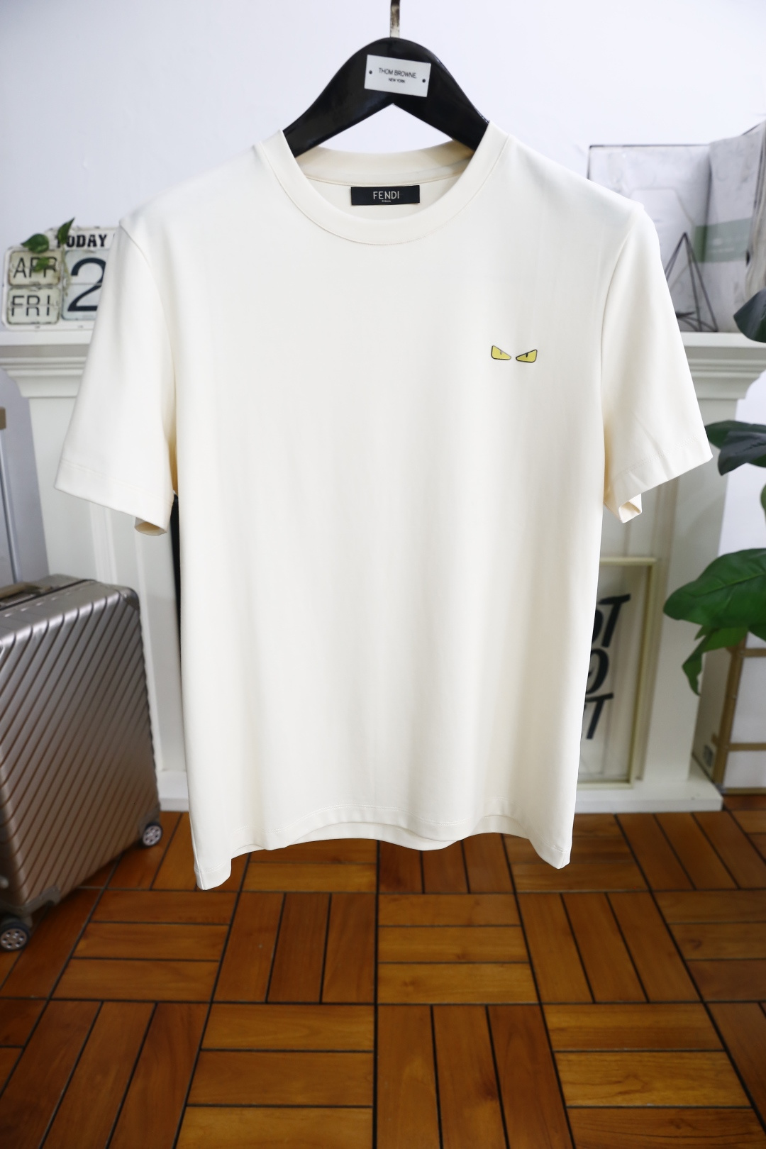 NO:154063,Fendi/Fe*di. 2025 summer new product for men's short-sleeved fashion classic round neck design!  Chest brand logo pairing!  High-end custom versatile styles that anyone can easily control. Use high-end and comfortable jade cicada silk fabric!  It is very high-end and understandable. It must be purchased!  The style and tailoring are slim styles, which are very exquisite, showing aura and highlighting the exquisiteness of business men. This is the unique feature, the right slim fit, and the upper body effect is very good!  The counter size M-4XL is half a size!  Shipping the next day!  ,fendi,T-shirt,alexander wang19860909芬迪/Fe*di. 2025夏季新品男士短袖时尚经典圆领设计！胸前品牌LOGO搭配！高级定制百搭款式 任何人都可以轻松驾驭 采用高档舒适玉蝉丝面料！非常显档次懂货的必须入！版型剪裁属于修身款 非常精致,显气场,又会凸显商务男士的精致,这就是独到之处,恰到好处的修身,上身效果非常赞！专柜尺码M-4XL,偏小半码！隔天出货！,,fendi,T-shirt,alexander wang,Men's clothing