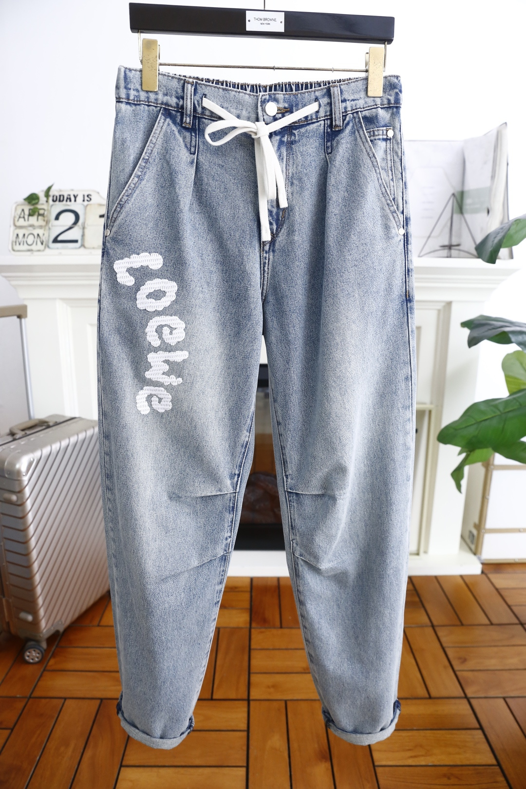 NO:151445,Luo Yiwei. 25 summer new product original single high-end thin elastic waist jeans!  Luxury classic brand LOGO accessories, hot-selling models for counters, very comfortable to wear, low-key and luxurious, very classy when worn, no need to say much about the trouser style and cutting. The upper body is exquisite and vivid, high-end and top-grade material. The selection of real palace-grade denim. High-end top-washed denim fabric, excellent quality, and heavy washing makes the pants very soft!  Not picky about people, the upper body is absolutely stylish and extremely luxurious. Counter size S-3XL, shipped the next day!  ,loewe,jeans,alexander wang19860909罗意威. 25夏季新品原单高端薄款松紧腰牛仔裤！奢华经典品牌LOGO配饰 专柜热销款 身穿着非常舒适 低调不失奢华 穿出去非常有档次 裤型款式和裁剪亦无需多言 上身精致跃然高档一等一顶级质料 真正殿堂级的牛仔布选用 高档顶级洗水牛仔面料,品质卓然,经过重水洗使得裤子很柔软！不挑人 上身绝对的有型 极度奢华. 专柜尺码 S-3XL,隔天出货！,,loewe,jeans,alexander wang,Men's clothing