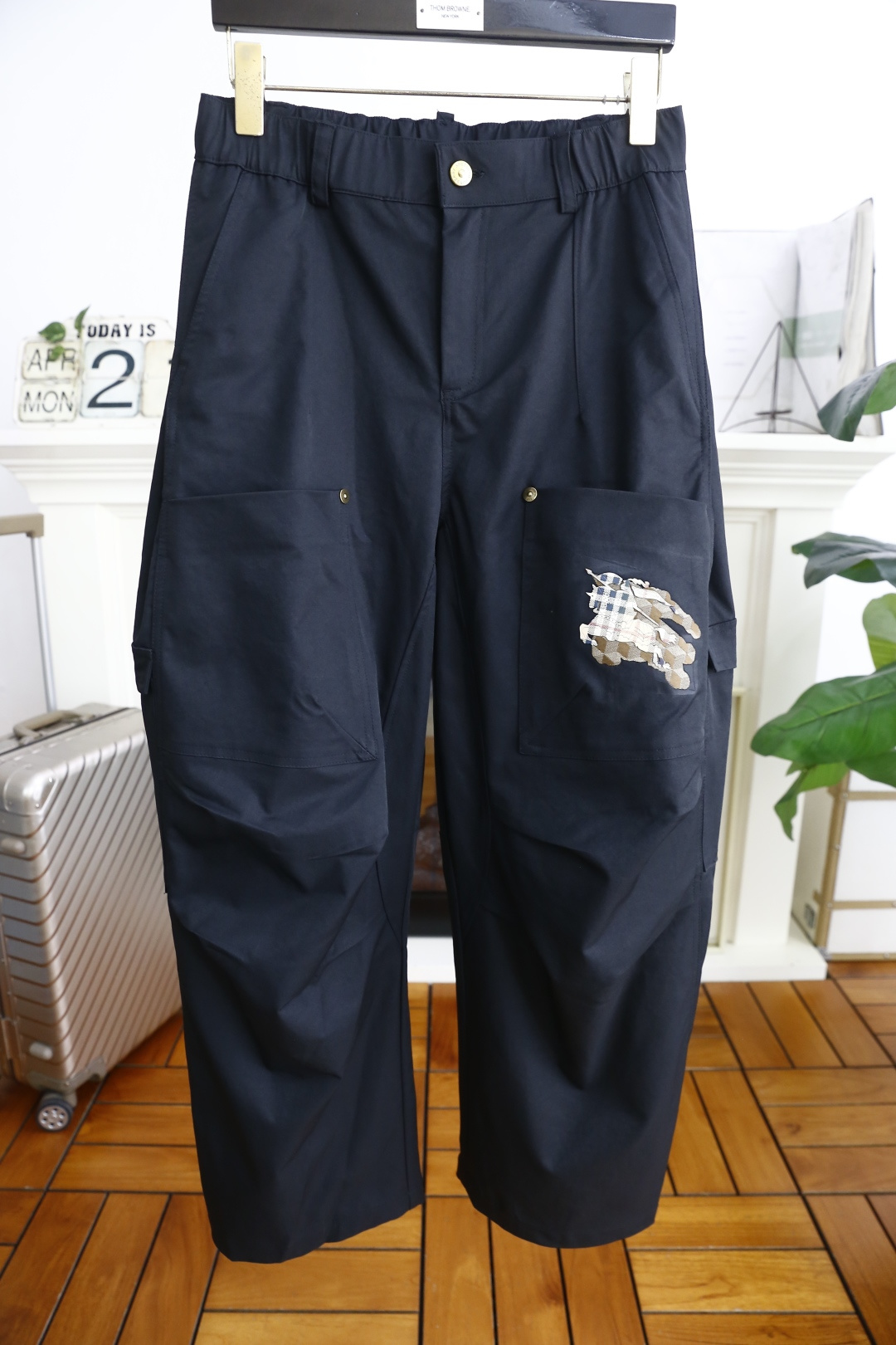 NO:151441,Burbe*ry. New summer fashion brand original single men's casual pants!  It uses imported high-end, comfortable, breathable and thin fabrics, luxurious and classic brand logo design, and the upper body is casual and comfortable!  Fashionable and versatile elastic waist paired with no restraint!  The same product for overseas European counters, the upper body is fashionable and sporty, very low-key and luxurious!  The stitching of the turner is delicate and strong!  Perfect three-dimensional tailoring, highly recommend buying the product!  Counter size M-2XL, shipped the next day!  ,burberry,burberry,alexander wang19860909巴宝丽/Burbe*ry. 夏季新品时尚潮牌原单男士休闲裤！采用进口高档舒适透气薄款面料,奢华经典品牌logo设计 上身随意舒服！时尚百搭松紧腰搭配无束缚感！海外欧洲专柜同品,上身时尚运动显时尚,很低调且不失奢华品味！车工缝线细致而强悍！完美立体剪裁,强烈推荐购入货色！专柜尺码M-2XL,隔天出货！,,burberry,burberry,alexander wang,Men's clothing