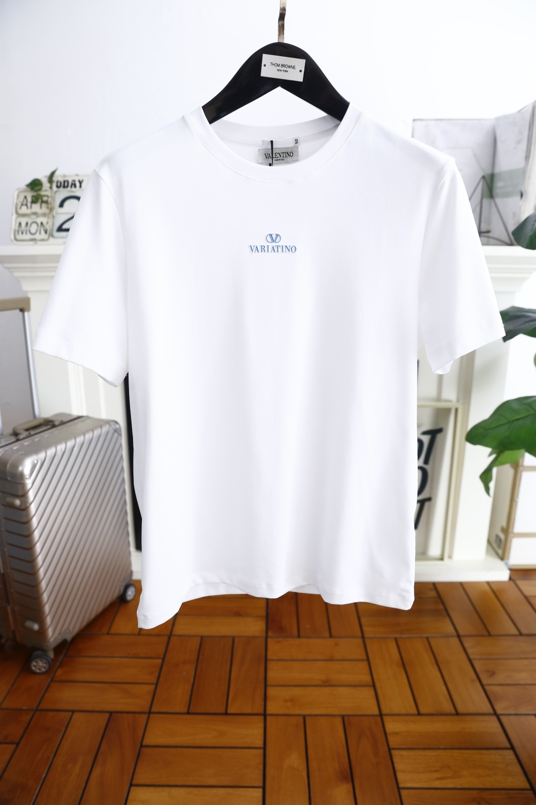 NO:154067,Valentino. New summer 2025!  Fashionable and casual slim round neck short-sleeved fashion item design, more fashionable and comfortable, high-standard customization, very stylish upper body, luxurious classic brand letter LOGO pattern on the chest, customer-supplied auxiliary materials, imported high-end comfortable breathable fabric with very delicate texture, exquisite details and exquisite craftsmanship, extremely shaping item, can be matched with any fashion, super good style, a must-have item for trendy men. Counter code: M-4XL, half a size!  Shipping the next day!  , valentino, T-shirt,alexander wang19860909华伦天奴. 2025夏季新款！时尚休闲修身圆领短袖时尚单品设计,更加时尚舒适,高标准定制,上身非常有型,胸前奢华经典品牌字母LOGO图案 客供辅料,客供进口高档舒适透气面料质感非常细腻,细节工艺精湛考究,塑造性极高的一款单品,任何时装都可以搭配,版型超级好 潮男必备单品 专柜码:M-4XL,偏小半码！隔天出货！,,valentino,T-shirt,alexander wang,Men's clothing