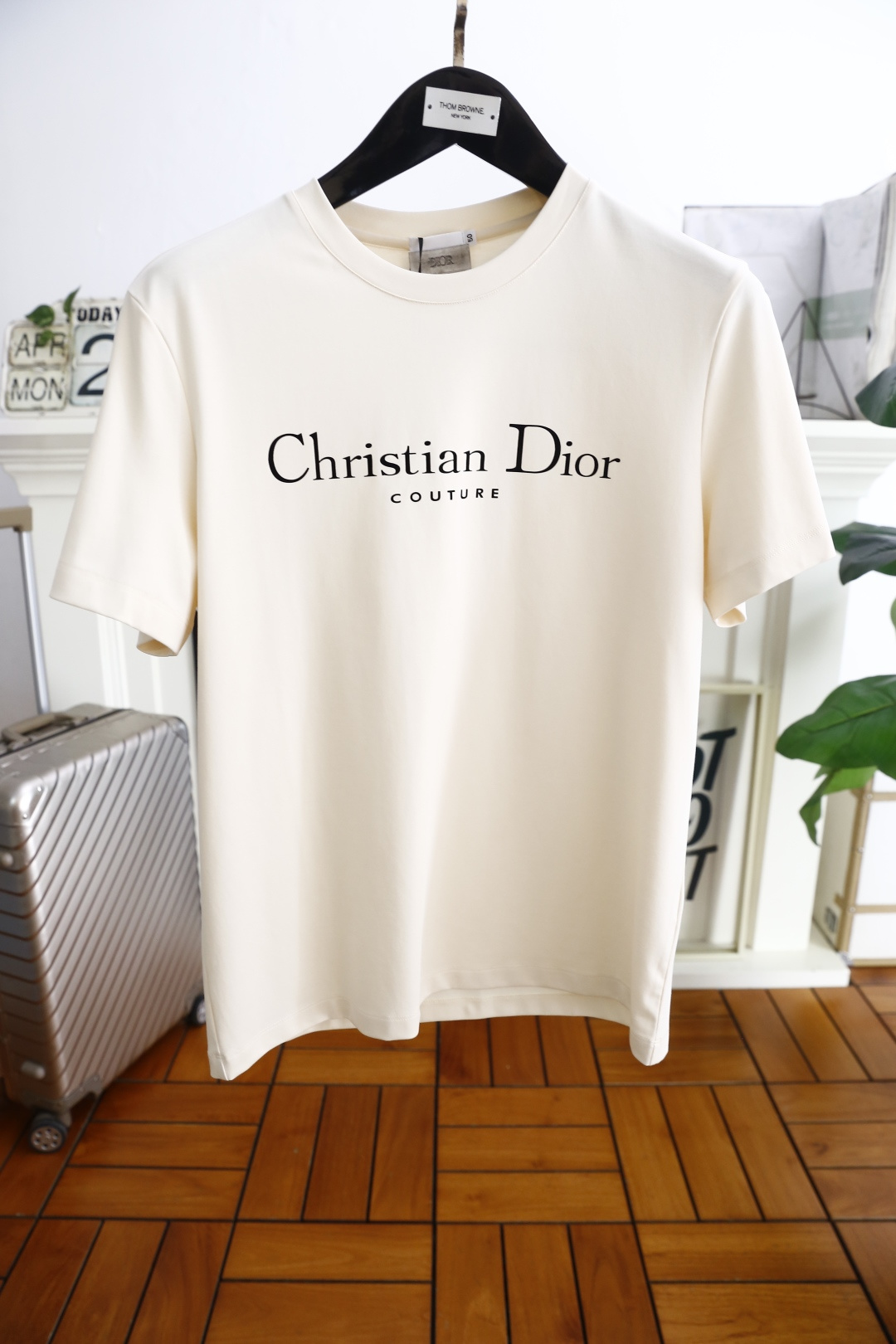 NO:154055,Dior/Christian D*or. New 2025 summer model!  Fashionable and casual round neck short-sleeved fashion item design, more fashionable and comfortable, high-standard customization, very stylish upper body, luxurious classic letter LOGO pattern on the chest, customer-supplied auxiliary materials, imported high-end comfortable breathable fabric with very delicate texture, exquisite details and exquisite craftsmanship, extremely shaping item, can be matched with any fashion, super good style, a must-have item for trendy men. Counter code: M-4XL, half a size!  Shipping the next day!  ,dior,T-shirt,alexander wang19860909迪奥/Christian D*or. 2025夏季新款！时尚休闲圆领短袖时尚单品设计,更加时尚舒适,高标准定制,上身非常有型,胸前奢华经典字母LOGO图案 客供辅料,客供进口高档舒适透气面料质感非常细腻,细节工艺精湛考究,塑造性极高的一款单品,任何时装都可以搭配,版型超级好 潮男必备单品 专柜码:M-4XL,偏小半码！隔天出货！,,dior,T-shirt,alexander wang,Men's clothing