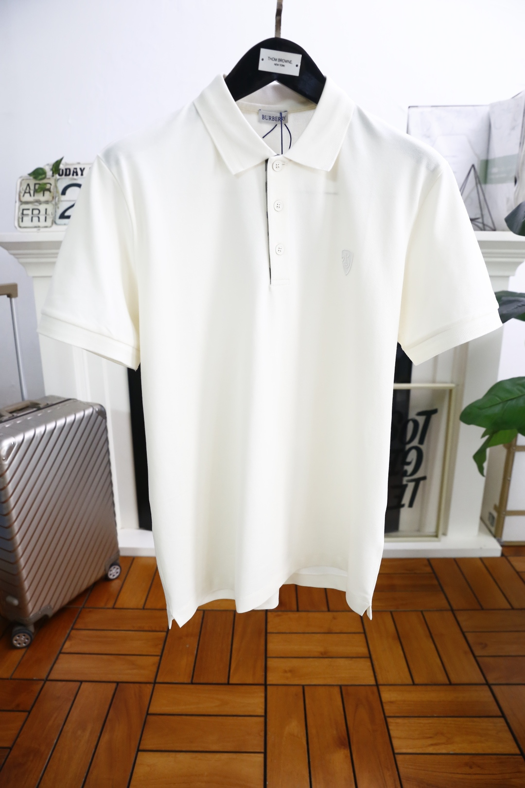 NO:154069,Burberry/Burbe*ry. 2025Bur summer new product classic fashion lapel polo short-sleeved fashion item design, more fashionable and comfortable, high standard customization, very stylish on the upper body, luxurious brand exquisite embroidered LOGO pattern matching on the chest!  Customer-supplied auxiliary materials, customer-supplied imported high-end fine Judy fabrics have very delicate texture, exquisite details and exquisite craftsmanship. The auxiliary materials are all supplied by foreign customers. They are a very shaping item. You can match any fashion style. The style is super good. A must-have item for trendy men. Counter size: M-3XL, shipped the next day!  ,burberry,burberry,T-shirt,alexander wang19860909巴宝丽/Burbe*ry. 2025Bur夏季新品经典时尚翻领polo短袖时尚单品设计,更加时尚舒适,高标准定制,上身非常有型,胸前奢华品牌精致绣花LOGO图案搭配！客供辅料,客供进口高档加细朱迪面料质感非常细腻,细节工艺精湛考究,辅料皆为外商客供,塑造性极高的一款单品,任何时装都可以搭配,版型超级好 潮男必备单品 专柜尺码:M-3XL,隔天出货！,,burberry,burberry,T-shirt,alexander wang,Men's clothing