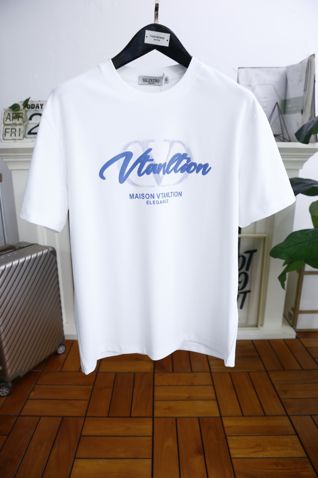 NO:154051,Valentino. 2025 summer new product for men's round neck short sleeve luxury classic brand custom LOGO logo marked with the upper body to experience the youthfulness and fashion sense brought by this design!  The overall style is fashionable and trendy, using comfortable European cotton fabric, soft, skin-friendly and breathable, and has a very crisp and drooping feeling. The upper body is fashionable and fashionable, and it is a must-have item for trendy men!  The counter is sized 48-56, one size larger!  Shipping the next day!  , valentino, T-shirt,alexander wang19860909华伦天奴. 2025夏季新品男士圆领短袖奢华经典品牌定制LOGO标识标注上身就能体会这款设计带来的年轻与时尚感！整体时尚而有潮流,采用舒适欧洲棉面料 柔软亲肤透气 ,又有很好的挺括 垂感 上身时尚潮流色系,潮男必备单品！专柜尺码48-56,偏大一码！隔天出货！,,valentino,T-shirt,alexander wang,Men's clothing