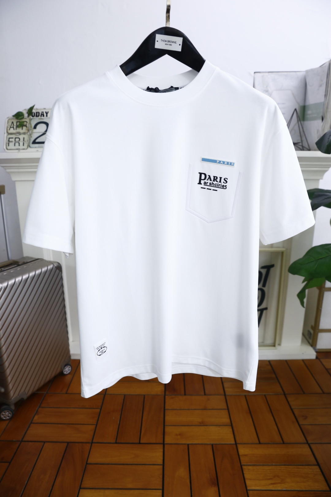 NO:154061,Pula*/Pr*da. 2025 summer new product fashionable loose men's short-sleeved fashionable classic round neck design!  High-end custom versatile styles, classic brand customized pocket matching on the chest!  Anyone can easily navigate with top-notch comfortable and breathable fabric!  It is very high-end and understandable. It must be purchased!  Soft, skin-friendly and breathable, and has a very crisp and drooping feeling. The upper body is fashionable and fashionable, and it is a must-have item for trendy men!  The counter size M-3XL is one size larger!  Shipping the next day!  ,,prada,T-shirt,alexander wang19860909普拉*/Pr*da. 2025夏季新品时尚宽松男士短袖时尚经典圆领设计！高级定制百搭款式,胸前经典品牌定制口袋搭配！任何人都可以轻松驾驭 采用顶级舒适透气面料！非常显档次懂货的必须入！柔软亲肤透气 ,又有很好的挺括 垂感 上身时尚潮流色系,潮男必备单品！专柜尺码M-3XL,偏大一码！隔天出货！,,prada,T-shirt,alexander wang,Men's clothing