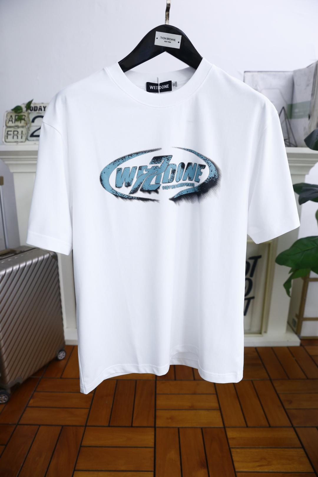 NO:154054,Well. 2025 summer new product men's loose fit short sleeve fashionable classic round neck design!  High-end custom versatile styles, luxurious custom logo matching on the chest!  Anyone can easily navigate with top-notch comfortable and breathable fabric!  It is very high-end and understandable. It must be purchased!  Soft, skin-friendly and breathable, and has a very crisp and drooping feeling. The upper body is fashionable and fashionable, and it is a must-have item for trendy men!  The counter size M-3XL is one size larger!  Shipping the next day!  ,T-shirt,alexander wang19860909well. 2025夏季新品男士宽松版型短袖时尚经典圆领设计！高级定制百搭款式 胸前奢华定制LOGO搭配！任何人都可以轻松驾驭 采用顶级舒适透气面料！非常显档次懂货的必须入！柔软亲肤透气 ,又有很好的挺括 垂感 上身时尚潮流色系,潮男必备单品！专柜尺码M-3XL,偏大一码！隔天出货！,,T-shirt,alexander wang,Men's clothing