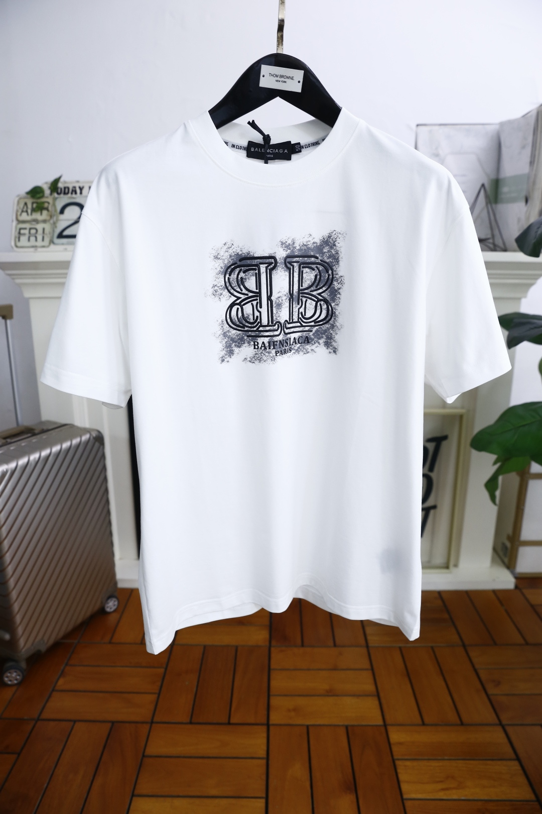 NO:154057,Balen*iaga. 2025 summer new product for men's round neck loose trendy brand short-sleeved luxury classic custom LOGO logo marked with the upper body to experience the youthfulness and fashion sense brought by this design!  The overall style is fashionable and trendy, using comfortable and breathable cotton fabric, soft, skin-friendly and breathable, and has a very crisp and crisp drooping feeling. The upper body is fashionable and fashionable colors, a must-have item for trendy men!  The counter is sized 48-56, one size larger!  Shipping the next day!  ,balenciaga,balenciaga,T-shirt,alexander wang19860909巴黎世家/Balen*iaga. 2025夏季新品男士圆领宽松潮牌短袖奢华经典定制LOGO标识标注上身就能体会这款设计带来的年轻与时尚感！整体时尚而有潮流,采用舒适透气棉面料 柔软亲肤透气 ,又有很好的挺括 垂感 上身时尚潮流色系,潮男必备单品！专柜尺码48-56,偏大一码！隔天出货！,,balenciaga,balenciaga,T-shirt,alexander wang,Men's clothing