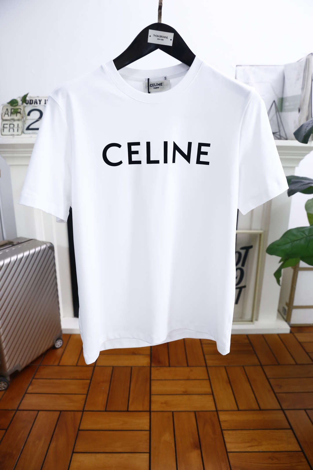 NO:154048,Serene. The 2025 summer new product of men's round neck short sleeves, luxury brand letters LOGO logo on the chest, you can appreciate the youthfulness and fashion sense brought by this design!  The overall style is fashionable and trendy. The fabric is made of top-quality jade cicada silk fabrics for customer supply, soft, skin-friendly and breathable, and has a very crisp and drooping feeling. The upper body is fashionable and fashionable, and must-have items in summer!  The counter size M-4XL is one size smaller!  Shipping the next day!  ,T-shirt,alexander wang19860909瑟琳. 2025夏季新品男士圆领短袖胸前奢华品牌字母LOGO标识标注上身就能体会这款设计带来的年轻与时尚感！整体时尚而有潮流,面料采用客供顶级玉蝉丝面料 柔软亲肤透气 ,又有很好的挺括 垂感 上身时尚潮流色系,夏季必备单品！专柜尺码M-4XL,偏小一码！隔天出货！,,T-shirt,alexander wang,Men's clothing