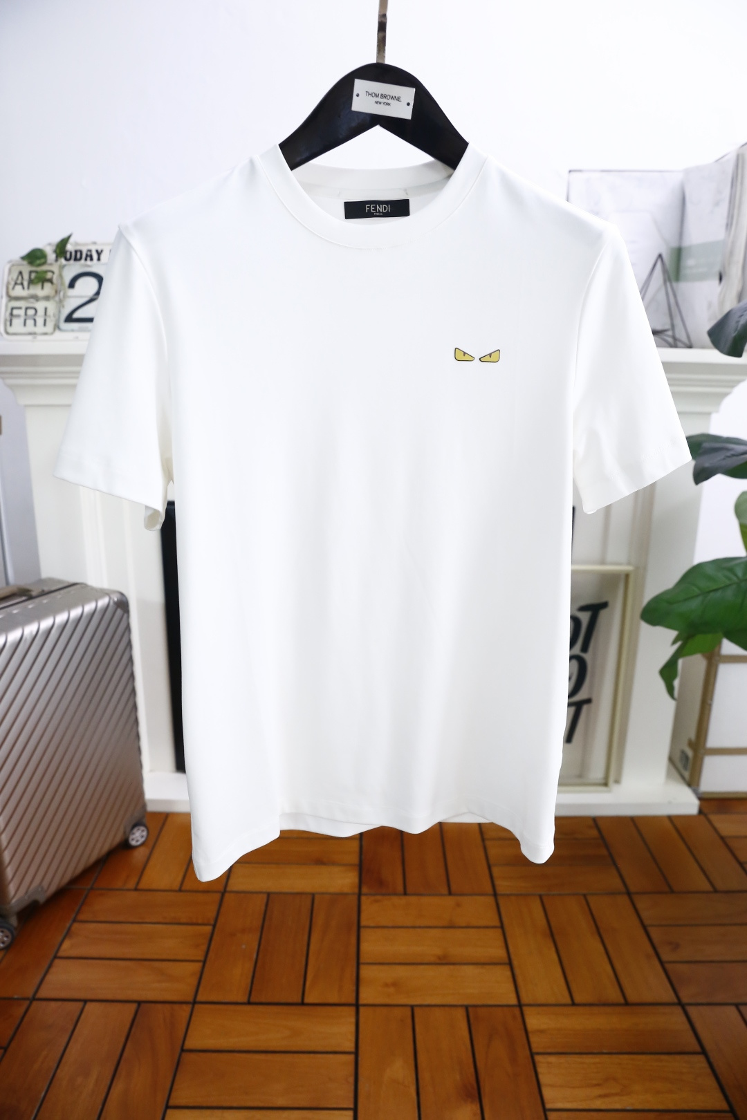 NO:154045,Fendi/Fe*di. 2025 summer new product for men's short-sleeved fashion classic round neck design!  Chest brand logo pairing!  High-end custom versatile styles that anyone can easily control. Use high-end and comfortable jade cicada silk fabric!  It is very high-end and understandable. It must be purchased!  The style and tailoring are slim styles, which are very exquisite, showing aura and highlighting the exquisiteness of business men. This is the unique feature, the right slim fit, and the upper body effect is very good!  The counter size M-4XL is half a size!  Shipping the next day!  ,fendi,T-shirt,alexander wang19860909芬迪/Fe*di. 2025夏季新品男士短袖时尚经典圆领设计！胸前品牌LOGO搭配！高级定制百搭款式 任何人都可以轻松驾驭 采用高档舒适玉蝉丝面料！非常显档次懂货的必须入！版型剪裁属于修身款 非常精致,显气场,又会凸显商务男士的精致,这就是独到之处,恰到好处的修身,上身效果非常赞！专柜尺码M-4XL,偏小半码！隔天出货！,,fendi,T-shirt,alexander wang,Men's clothing