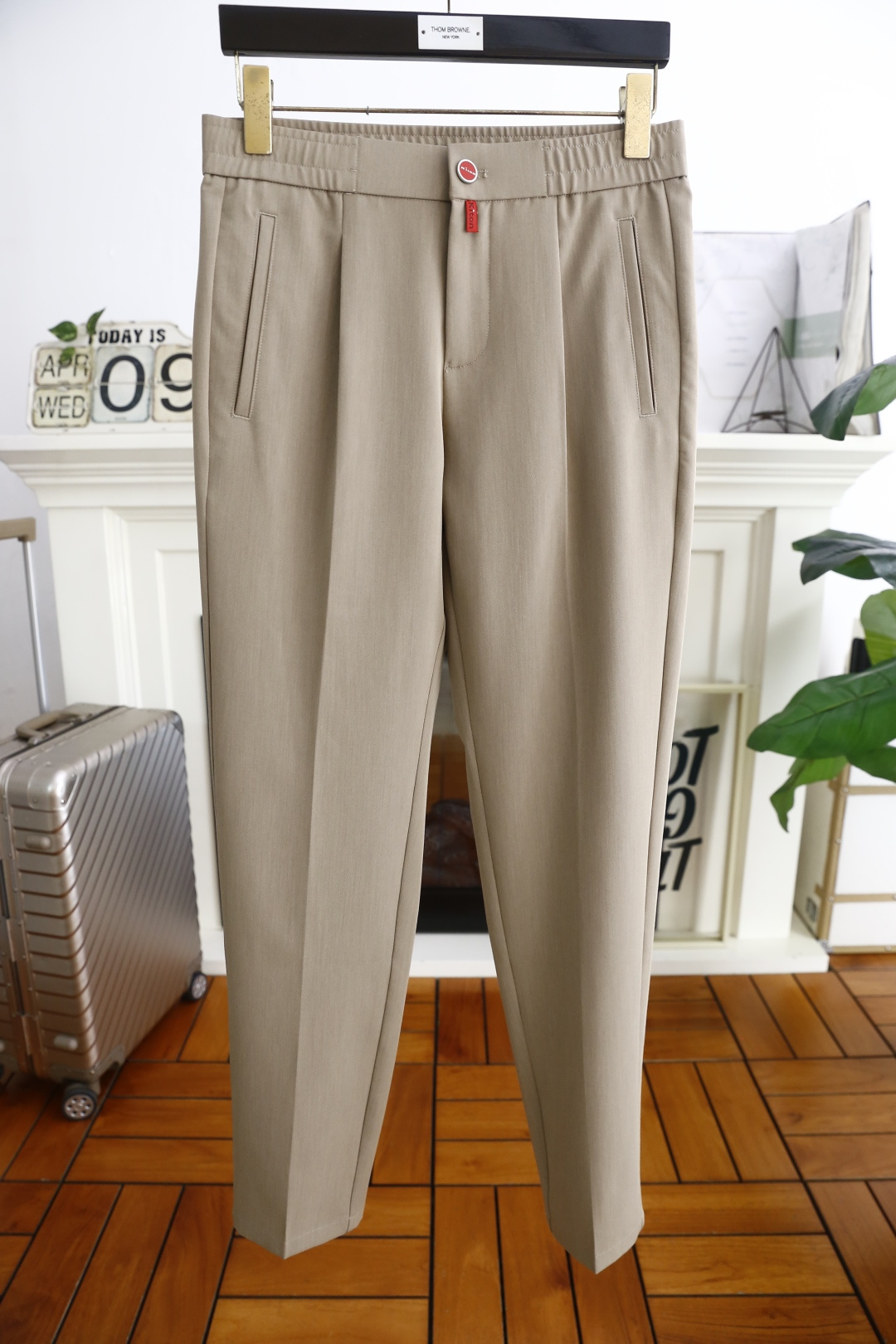 NO:154071,Kiton. 2025 summer fashion new product for men's casual trousers!  It is made of comfortable and breathable fabric, luxurious and classic brand letter LOGO design, and the upper body is casual and comfortable!  No sense of restraint!  The same product for overseas European counters, the upper body is fashionable and sporty, very low-key and luxurious!  The stitching of the turner is delicate and strong!  Perfect three-dimensional tailoring, highly recommend buying the product!  Counter size: 30-36, no 35!  Shipping the next day!  ,alexander wang19860909kiton. 2025夏季时尚新品男士休闲西裤！采用舒适透气面料,奢华经典品牌字母LOGO设计 上身随意舒服！无束缚感！海外欧洲专柜同品,上身时尚运动显时尚,很低调且不失奢华品味！车工缝线细致而强悍！完美立体剪裁,强烈推荐购入货色！专柜尺码:30-36,无35！隔天出货！,,alexander wang,Men's clothing